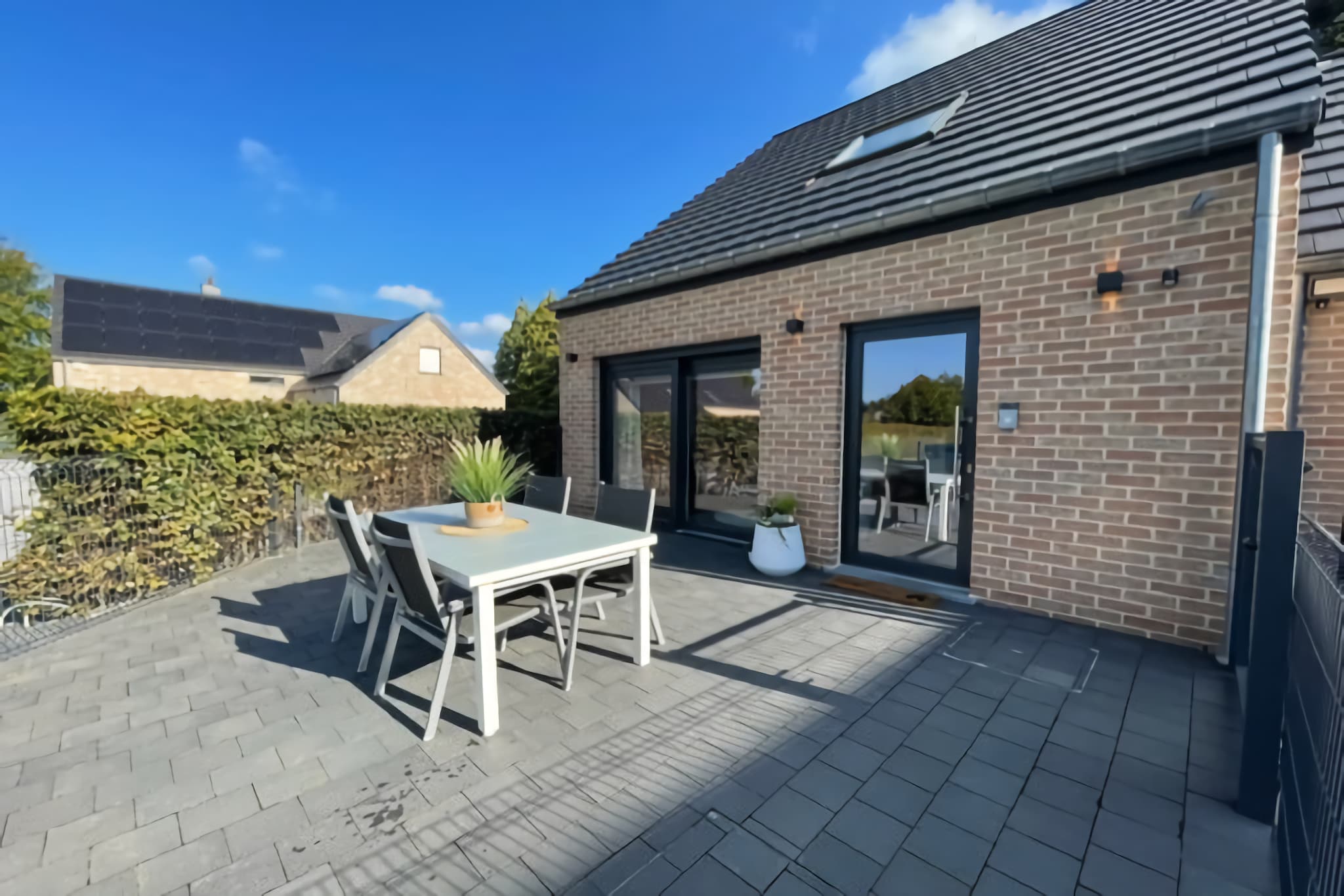 This modern holiday home near Spa offers a cozy and well-equipped retreat for families. With a sunny terrace, private parking, and a fully furnished kitchen, it’s perfect for relaxed evenings after a day of exploring. The living room features a comfy sitting area, TV, and a double sofa bed, making it ideal for both downtime and togetherness.

Nature lovers will enjoy cycling and walking tours around the nearby Lac de Warfaaz, known for its peaceful 1 km loop and pedal boat rentals, or the scenic Lac de la Gileppe, home to a panoramic tower, forest trails, and the iconic lion-topped dam4. The Spa-Francorchamps circuit, just a short drive away, is a must for motorsport fans, offering thrilling events and behind-the-scenes tours.

After a day of adventure, unwind with a glass of wine on the terrace or dine at local favorites like La Cour de la Reine for refined Belgian cuisine or L'Olivier for Mediterranean flair. This home blends comfort, nature, and culture into one unforgettable stay.

That people don't forget to give me the deposit upon arrival and that it will be paid into their account within 5 days after verification of the accommodation.