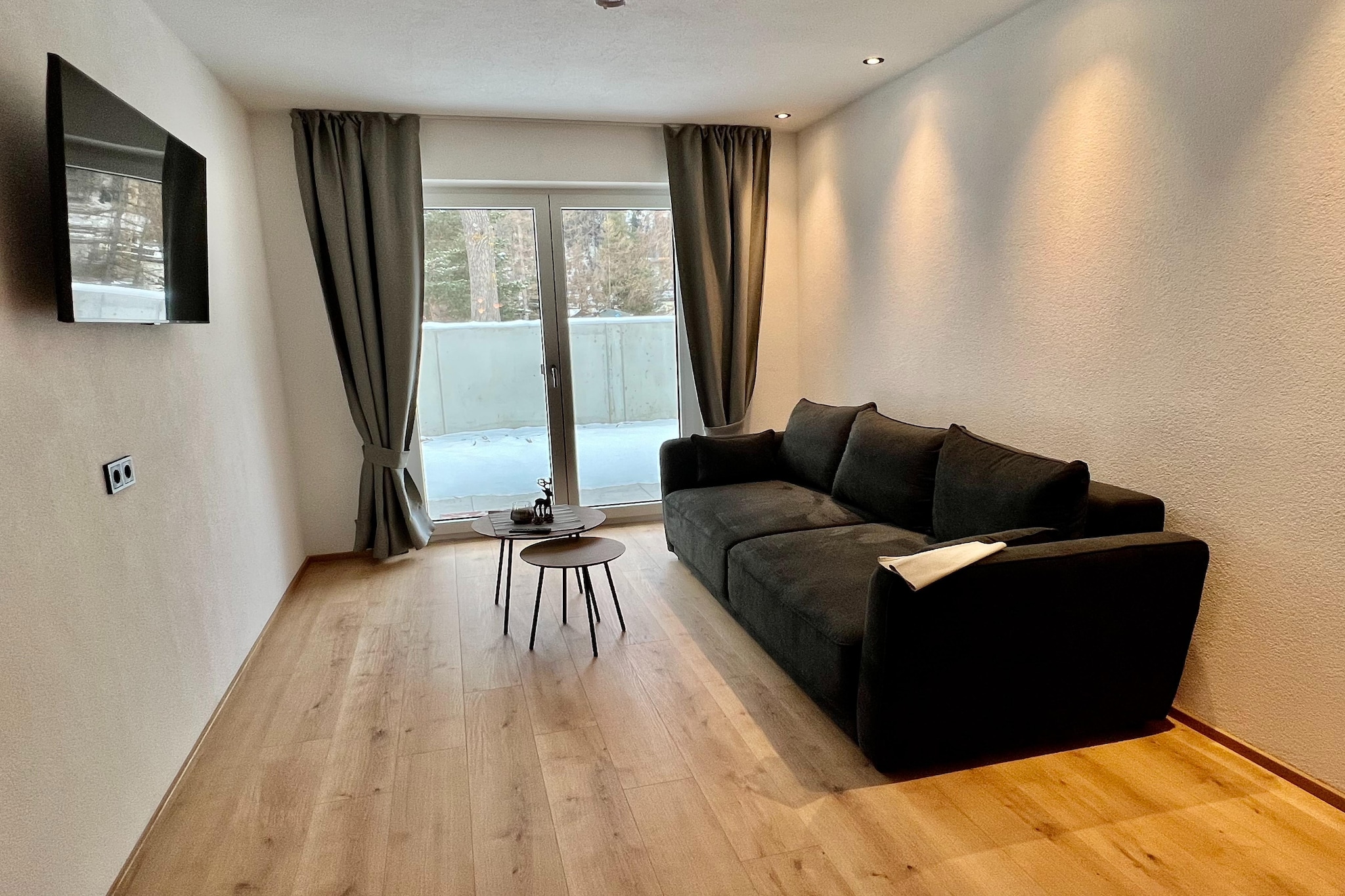 This modern holiday apartment is located in the heart of Sölden, just an 8-minute walk from the cable car station. Families and friends who value elegance, a quiet location and relaxation will feel right at home here. A special highlight is the large terrace with a view of the ski area and the mountains.

In Sölden you can experience pure winter fun with 144 kilometers of pistes, 2 glaciers, 31 modern lifts, 3 3,000m peaks including viewing platforms! The unique James Bond adventure world 007 ELEMENTS is also located here. In summer, Sölden offers more than 300 km of hiking trails in a fascinating mountain world at over 3,000 meters.

The newly built apartment is modern and tastefully furnished and has a beautiful living and dining area with an open kitchen, where you will also find a dishwasher, as well as a TV and a sofa bed for one person. The two bathrooms are equipped with a comfortable walk-in shower. You can park in the underground car park.
 


