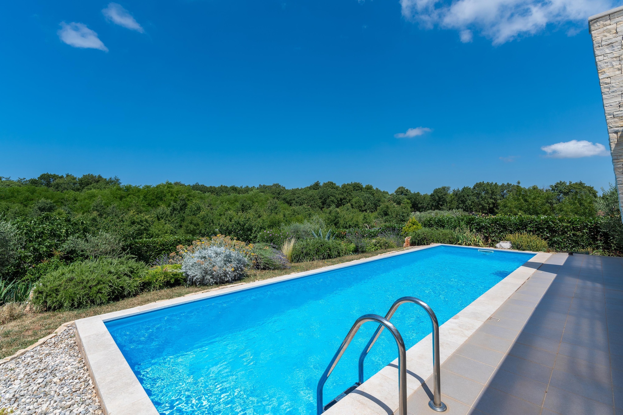 Villa moderne avec piscine, terrasse couverte et vue mer