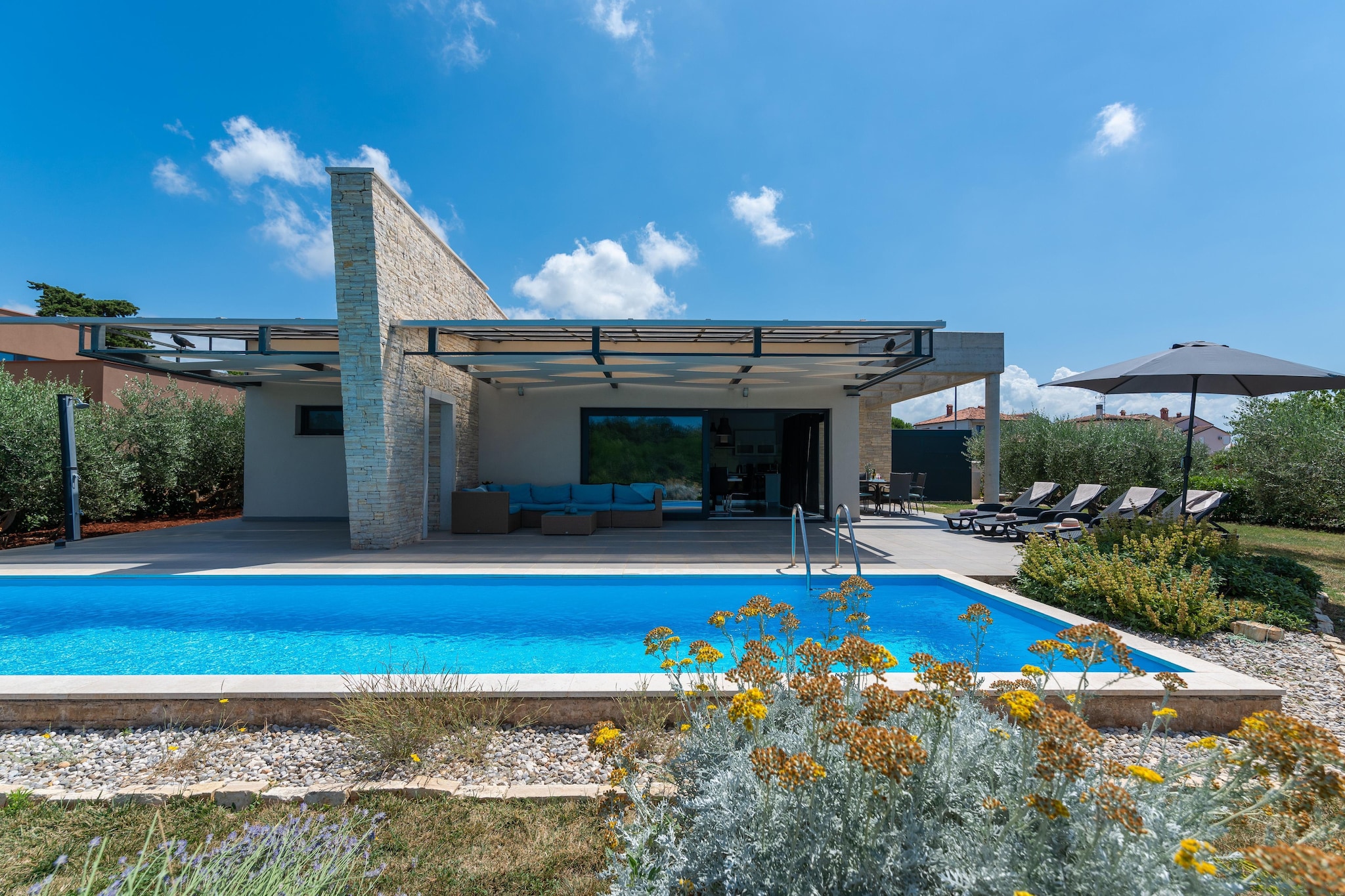 Moderne Villa mit Pool, überdachter Terrasse und Meerblick