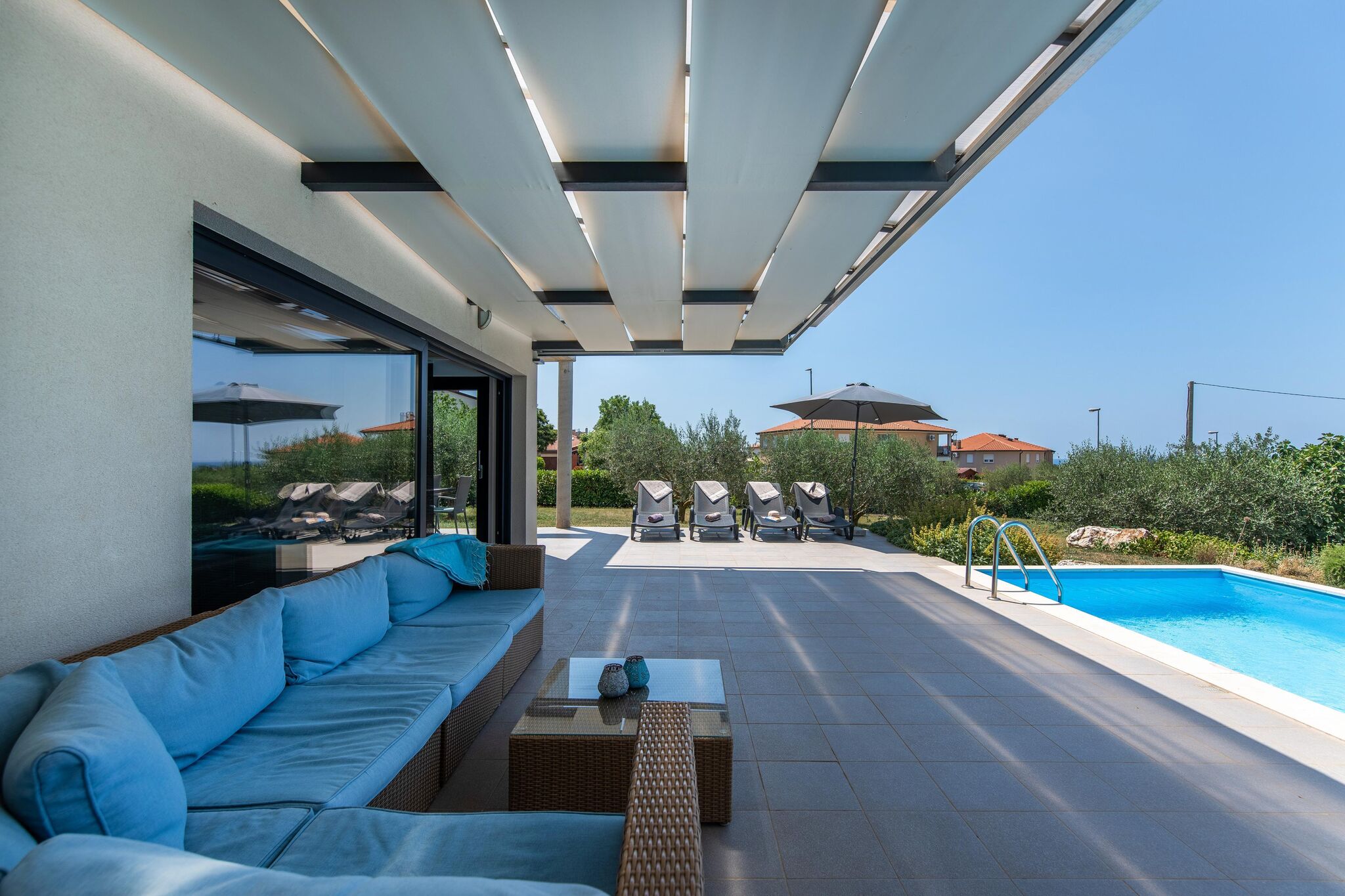 Villa moderne avec piscine, terrasse couverte et vue mer