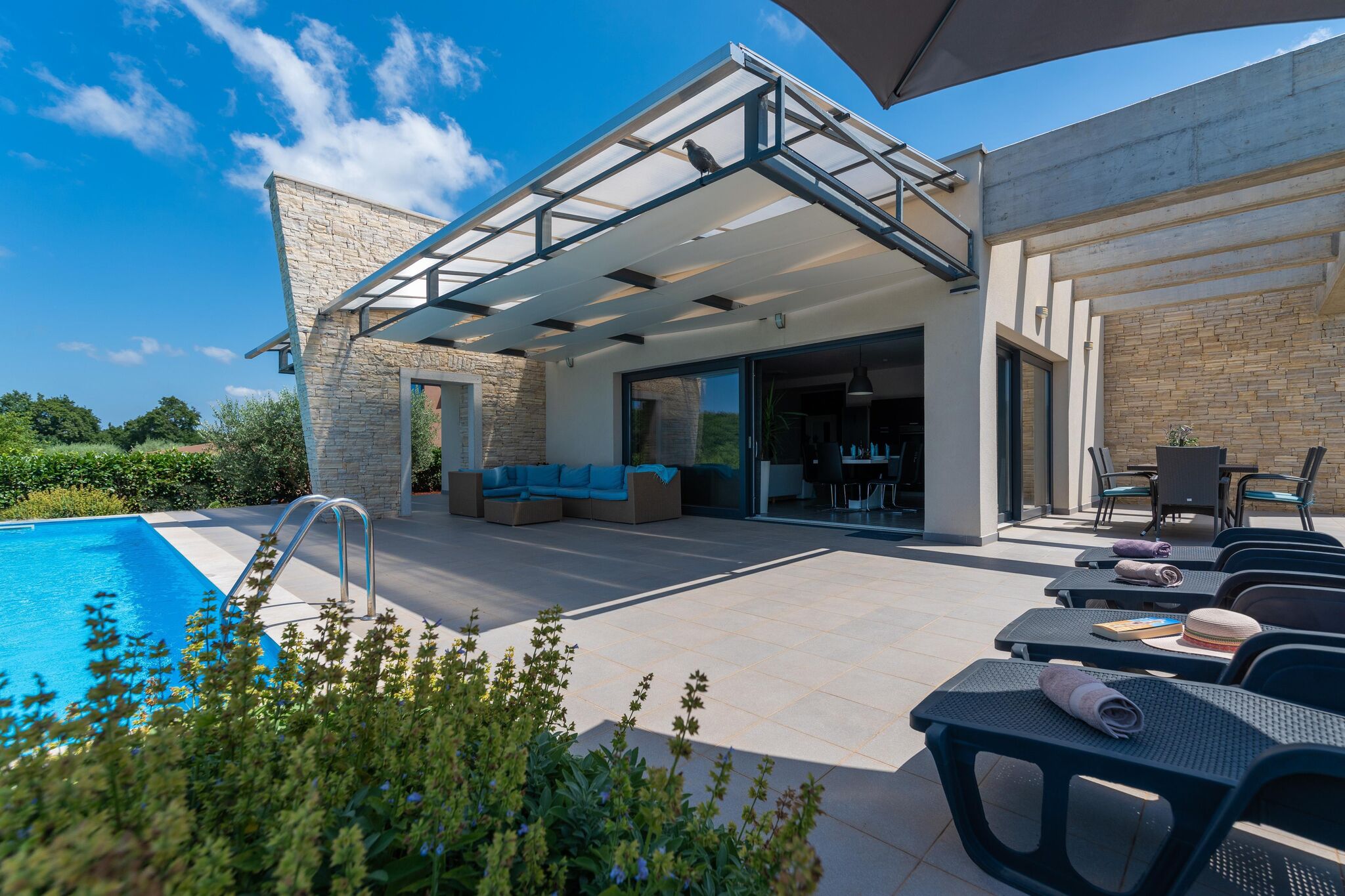 Moderne Villa mit Pool, überdachter Terrasse und Meerblick