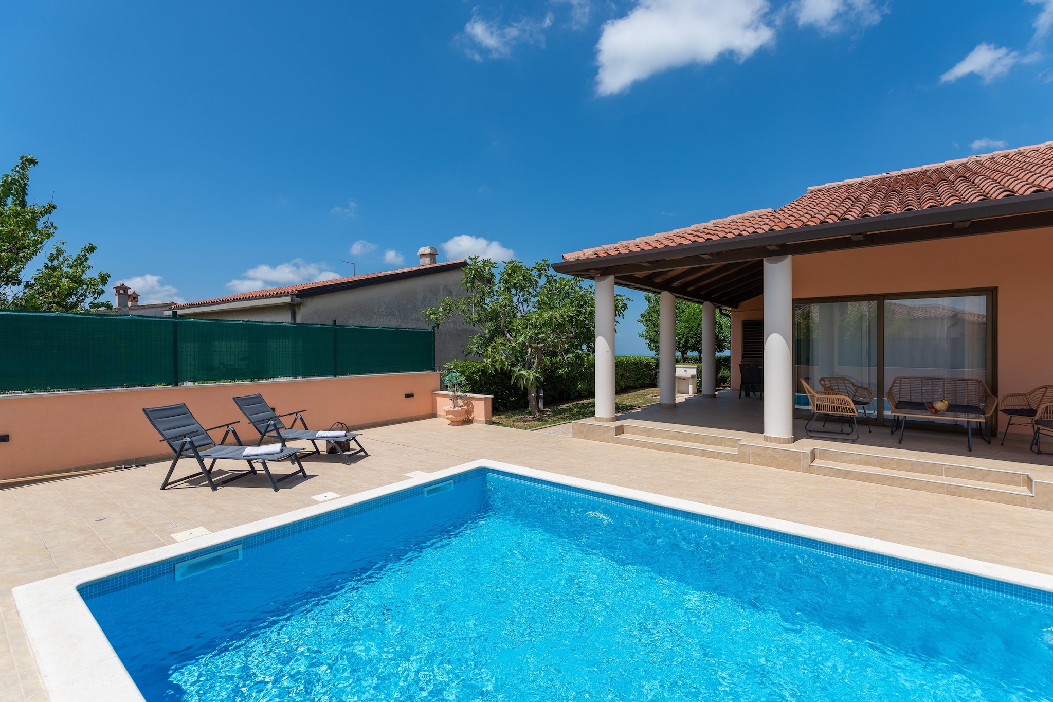 Lovely holiday home with pool, covered terrace and outdoor kitchen