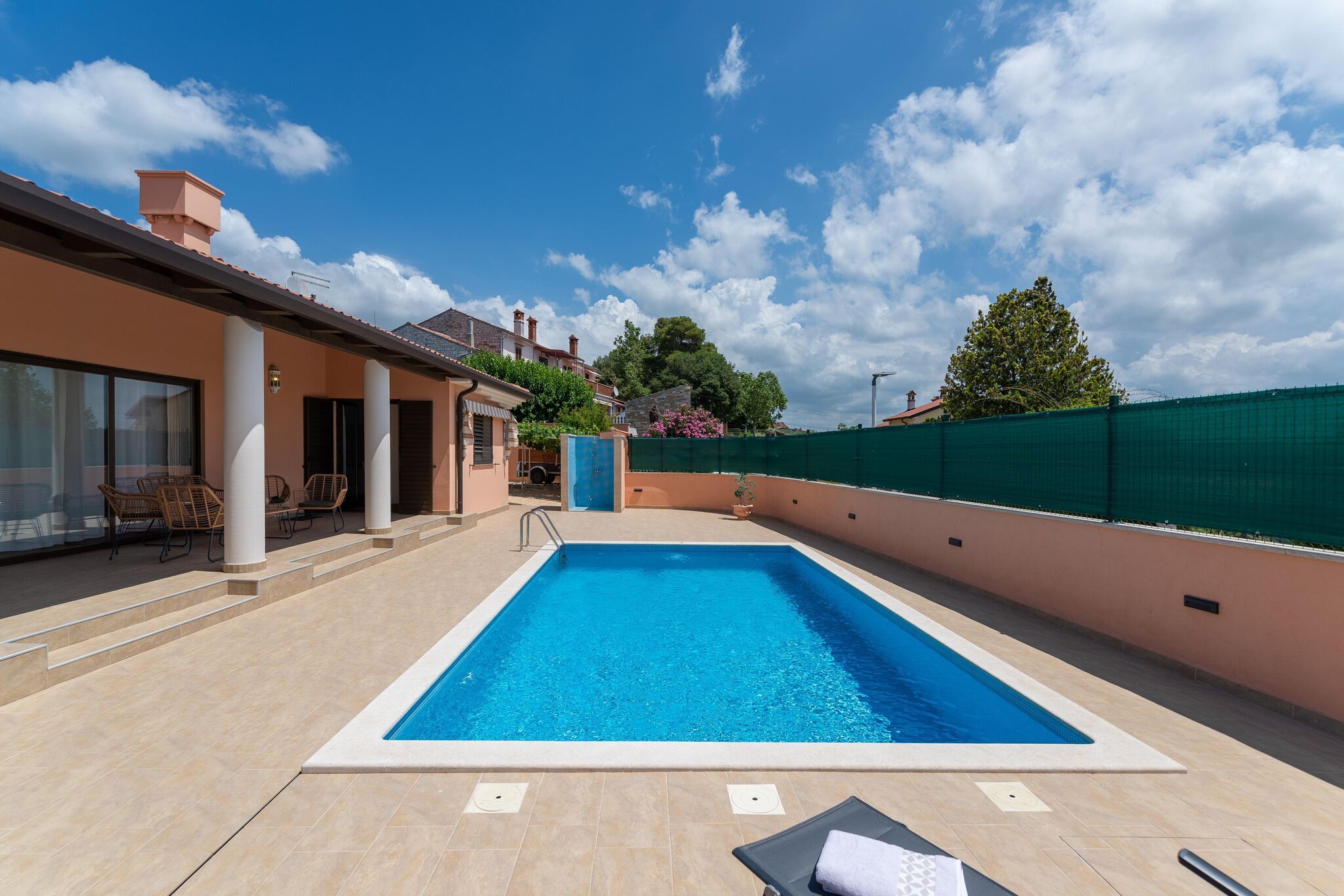 Lovely holiday home with pool, covered terrace and outdoor kitchen