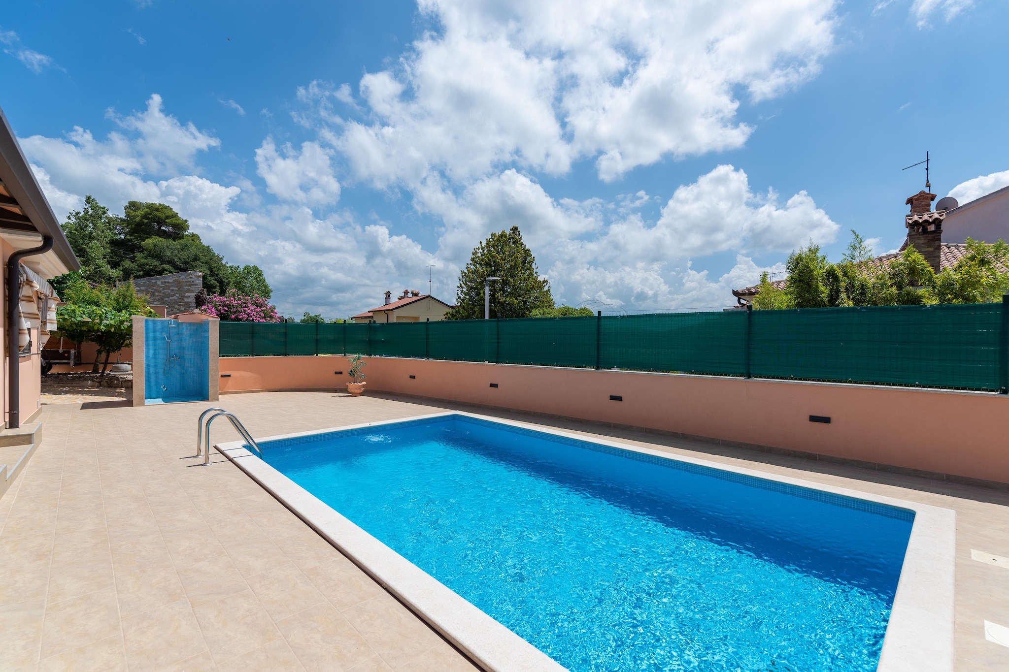 Lovely holiday home with pool, covered terrace and outdoor kitchen