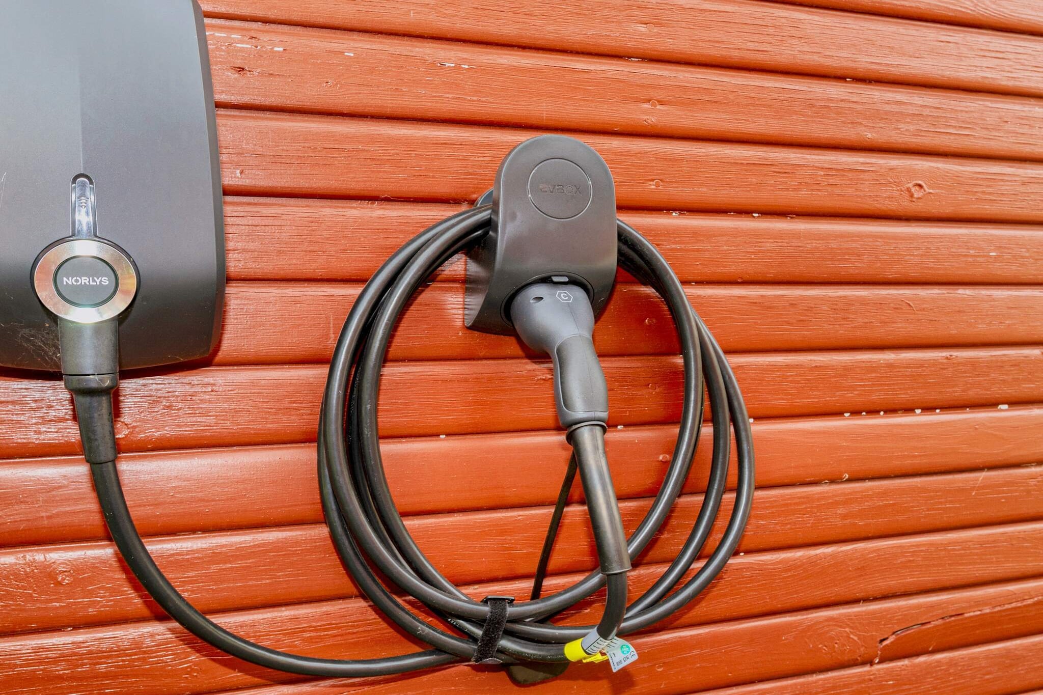 Internet Access DSL, Kitchen(cooker(electric), dishwasher, fridge-freezer, washing machine), Living/bed room(video), bedroom(double bed, cot), bedroom(2x single bed), bedroom(double folding bed), bathroom(floor heating)(washbasin, shower, toilet), balcony or terrace, heating(electric), terrace, garden, air to air heatpump