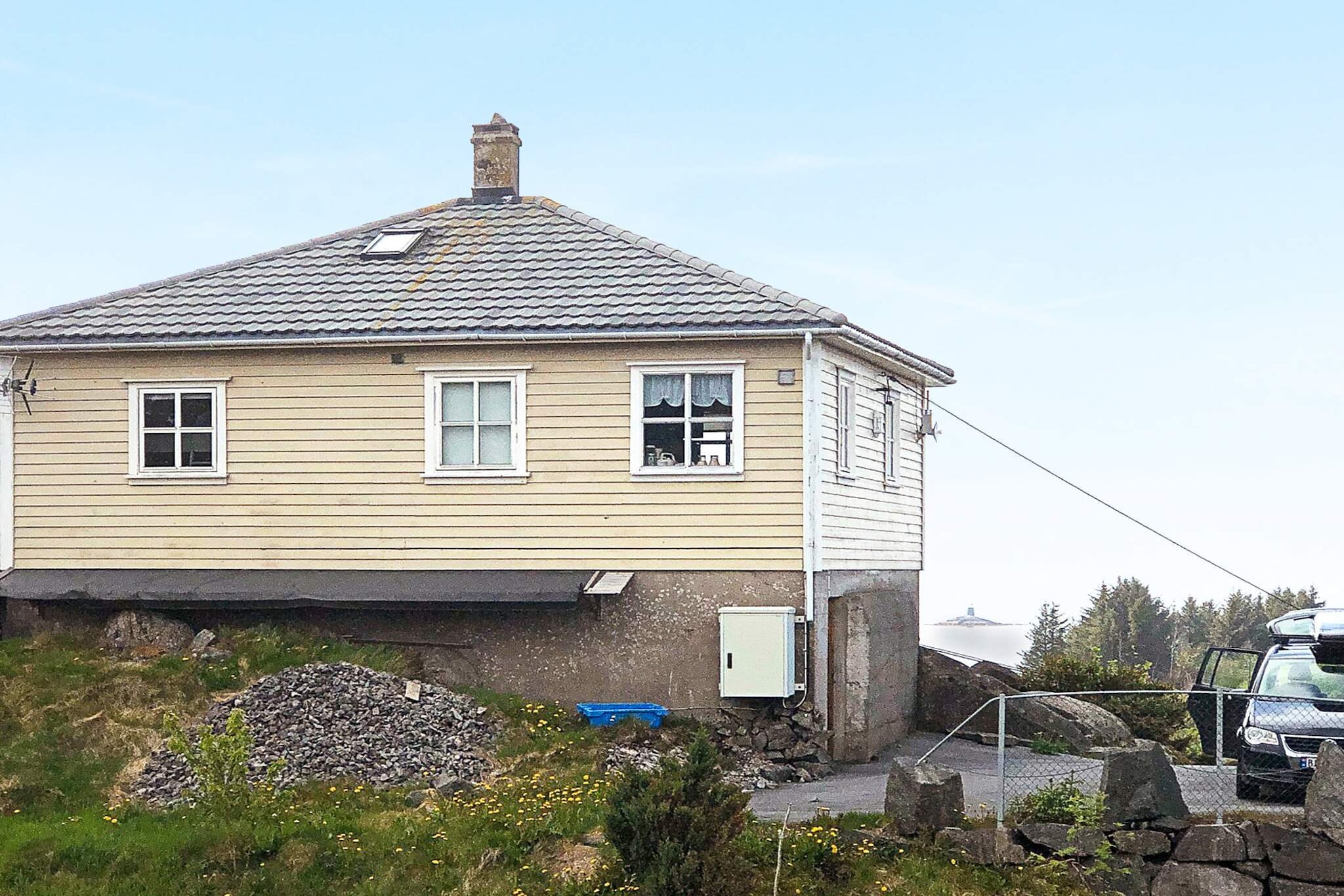 Holiday home with a panoramic view of the archipelago and the ocean. Cozy holiday home with a fireplace in the living room. Outside there is a large terrace with great view. Internet speed: 200 Mbits. TV via internet/fiber: Norwegian, German, and international TV channels, AppleTV. The bunk beds are 120 cm wide at the bottom and 80 cm at the top. Excellent conditions for fishing, boating, paddling, diving, and mountain hiking. The area offers many and varied nature experiences both at sea and on shore. Unique heathers and panoramic views from the island's highest point, Veten (194 m). From here, you can see the Troll oil platform approx. 17 km west in the sea in clear weather. Experience "The Blue Garden" in Skjerjehamn, 16.5 km from the holiday house, an outdoor aquaculture exhibition. At Skjerjehamn, there is a good A la carte restaurant. 300 m to a fast boat/ferry which takes you into the Sognefjord and to Bergen with its many attractions, such as the fish market, Fløibanen, Bryggen, Bergen Aquarium and a large selection of shopping centres. The fjord Fensfjorden and the surrounding areas offer great conditions for fishing, boating, and other outdoor activities. Here you can catch cod, ling, pollock, tusk, halibut, sole, ling etc. Boat for rent: 1x 17-foot Ota sport500 with 25 HP Mercury, chart plotter/sounder and 6 rod holders.