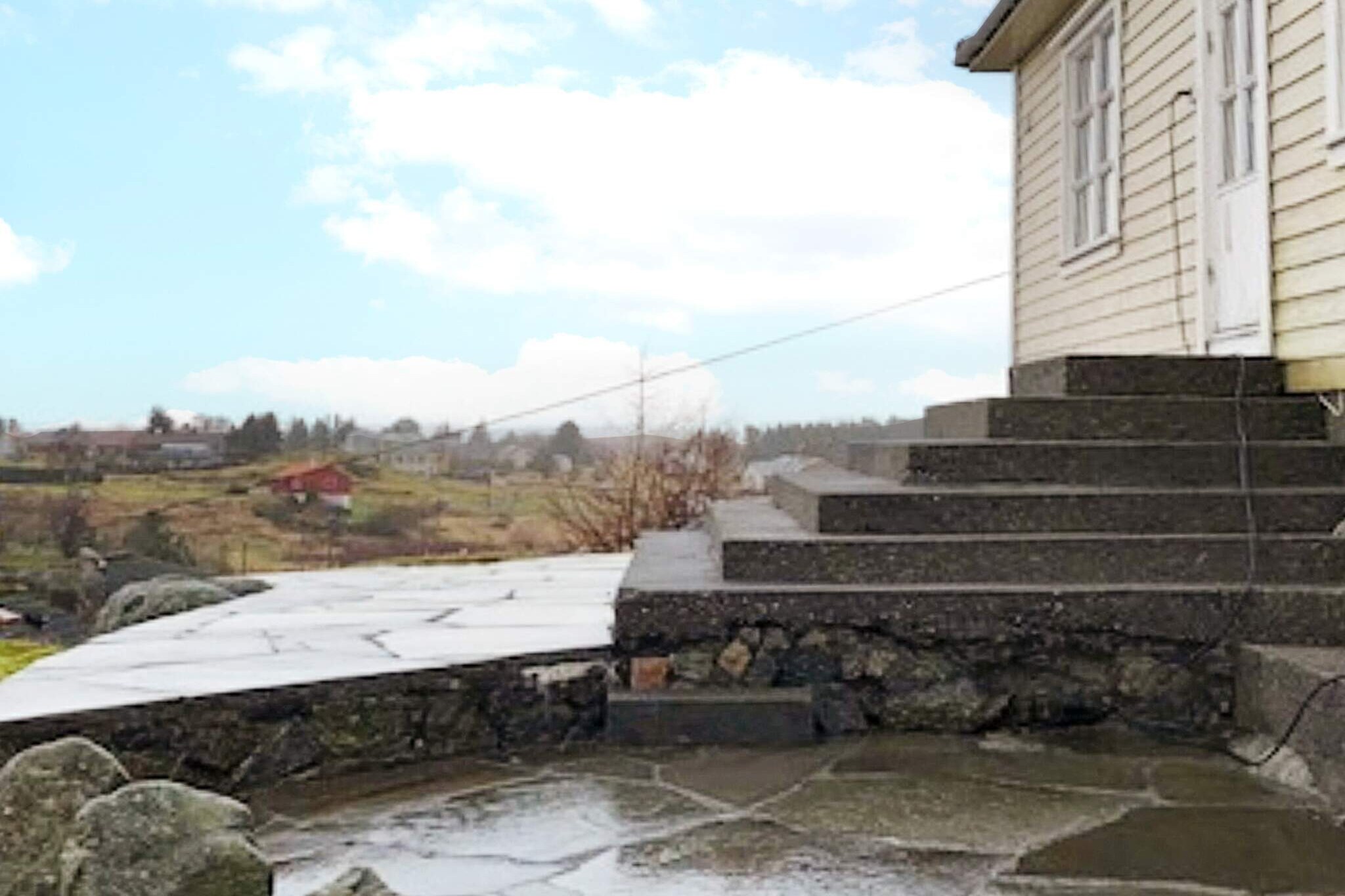 Internet Access DSL, open kitchen(cooker(electric), hood, coffee machine(filter), dishwasher, fridge, freezer(> 250L), washing machine), Living/bed room(50 m2)(double folding bed, TV(german television channels, norvegian TV channels ), fireplace), bedroom(2x bunk bed), bedroom(2x bunk bed), bathroom(floor heating)(bathtub or shower, washbasin, toilet), heating(electric), terrace(70 m2), garden, garden furniture, BBQ, parking, air to air heatpump