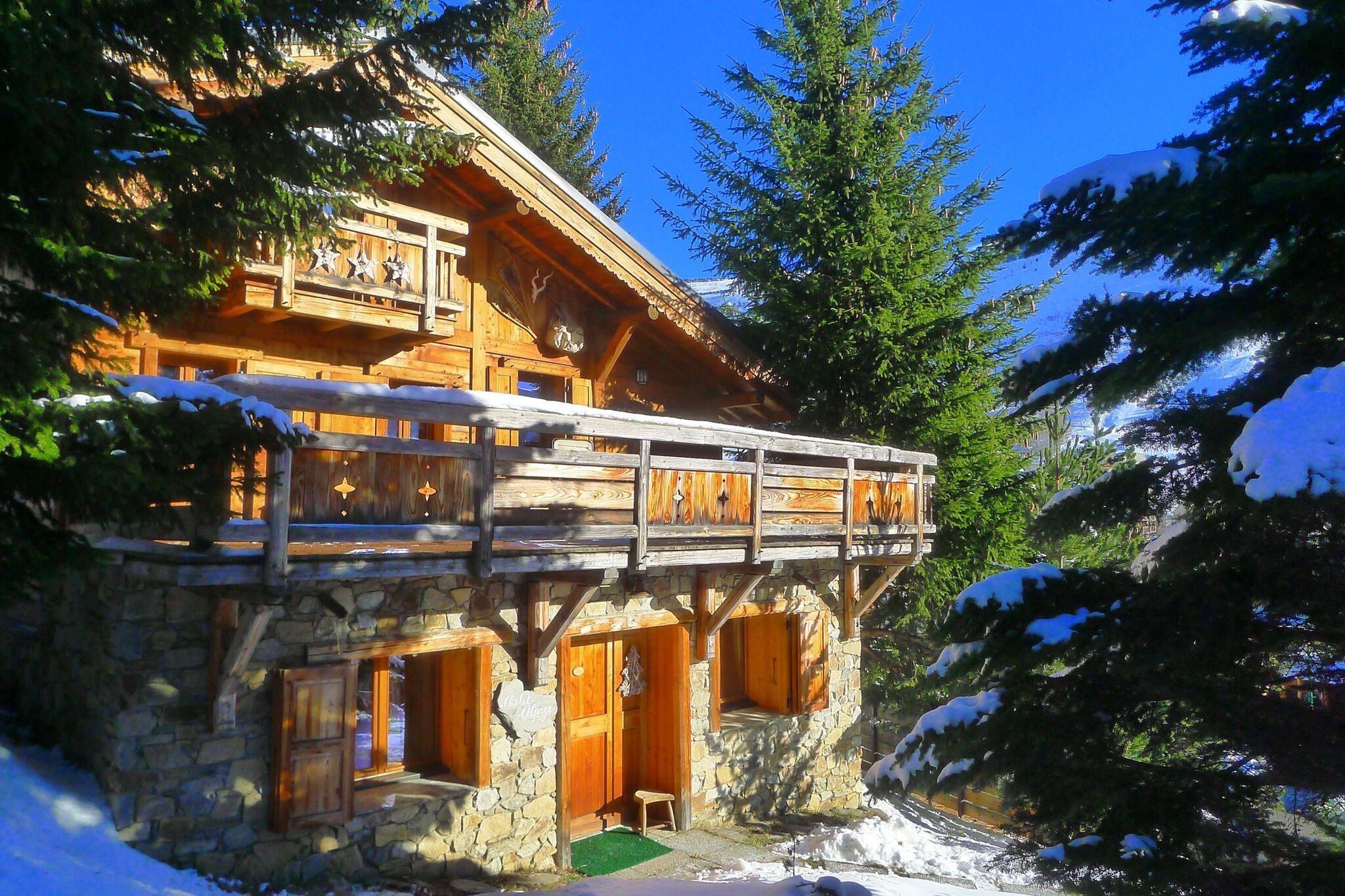 Charming 8-person chalet with fireplace near the centre of Les Deux Alpes