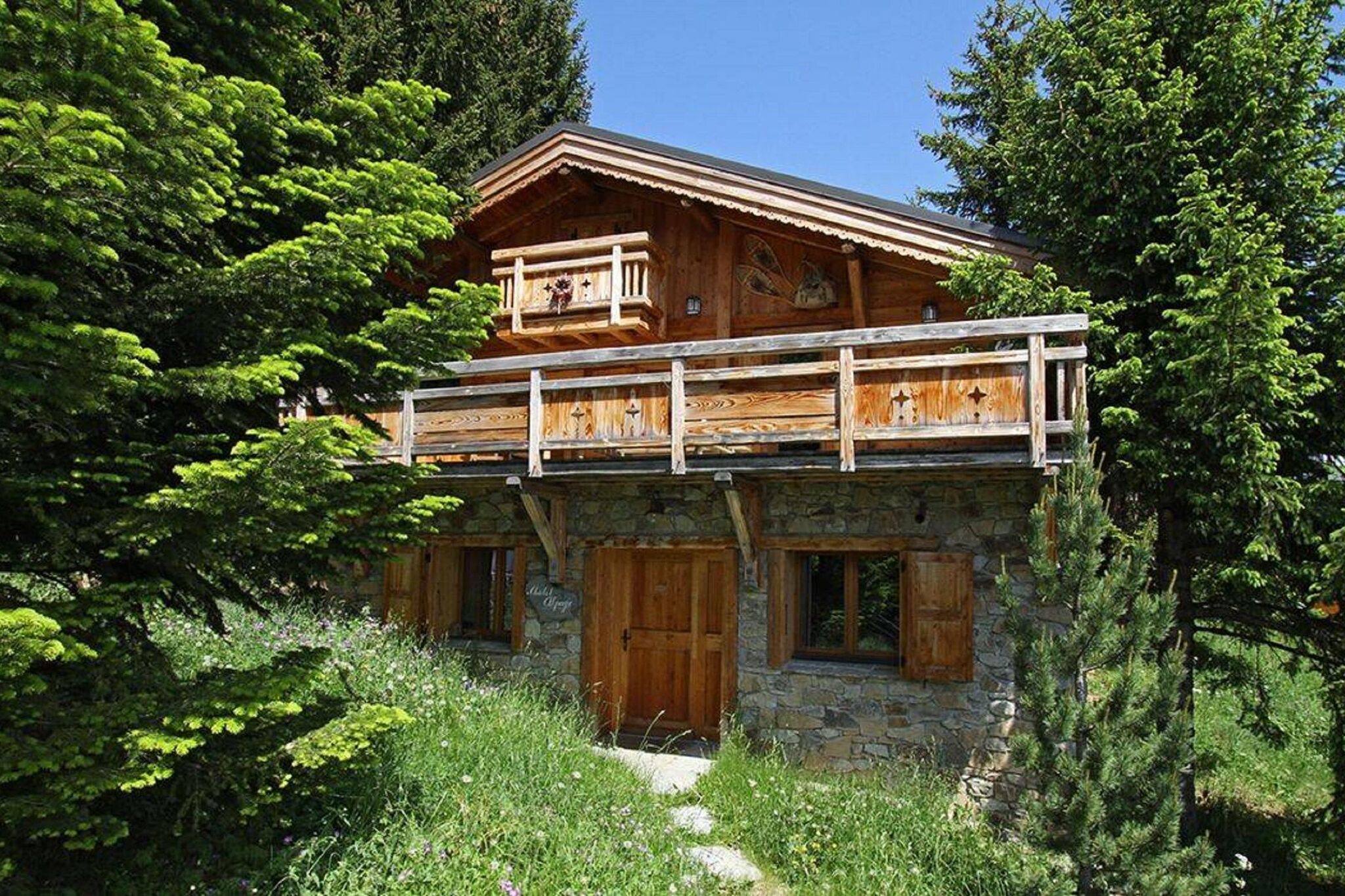 Charming 8-person chalet with fireplace near the centre of Les Deux Alpes