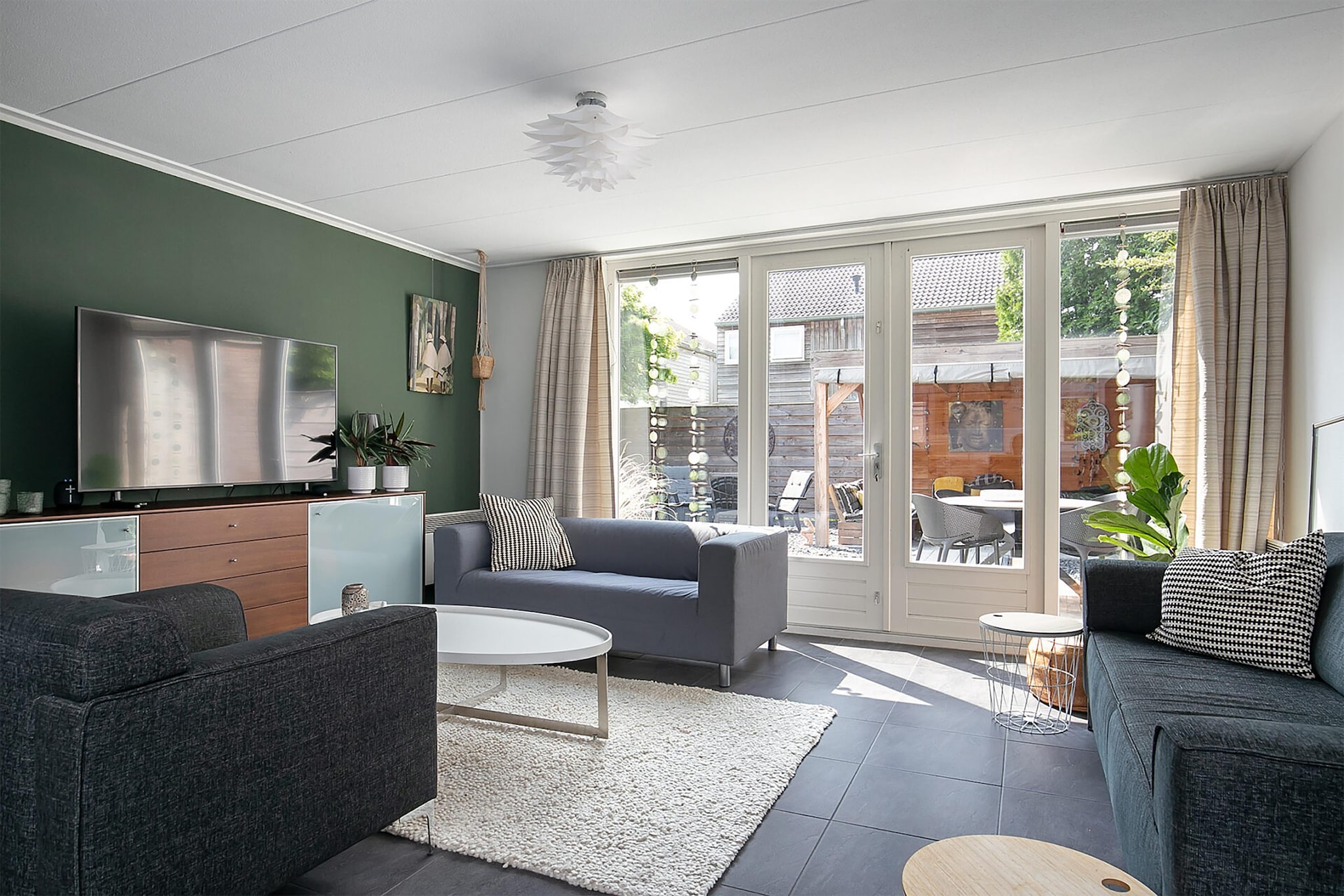 Discover the perfect blend of comfort and adventure in this modern six-person holiday home nestled in the tranquil Waterpark Yn ‘e Lijte in Grou, Friesland. Just steps from the serene Pikmeer and surrounded by lush nature, this property is an ideal retreat for families, friends, and water sports enthusiasts.
Inside, the spacious living area boasts a cozy wood stove, a well-equipped open kitchen with modern appliances, and air conditioning to keep you cool during warm days. Upstairs, bunk beds and cozy bedrooms offer restful sleep, with sleek bathroom features. The conservatory brings in natural light, perfect for reading or sipping morning coffee. The sunny garden is outfitted with comfortable furniture, a terrace, and a whirlpool for relaxing evenings.