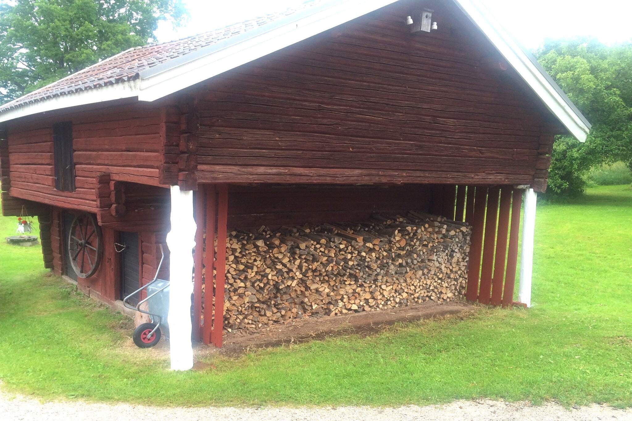 Internet Access DSL, Living room(2x single bed), open kitchen(cooker(electric), coffee machine, microwave, fridge-freezer), Living/bed room(double folding bed, TV(swedish TV channels)), bathroom(washbasin, shower, toilet), heating(electric), terrace(roofed)(garden furniture), parking