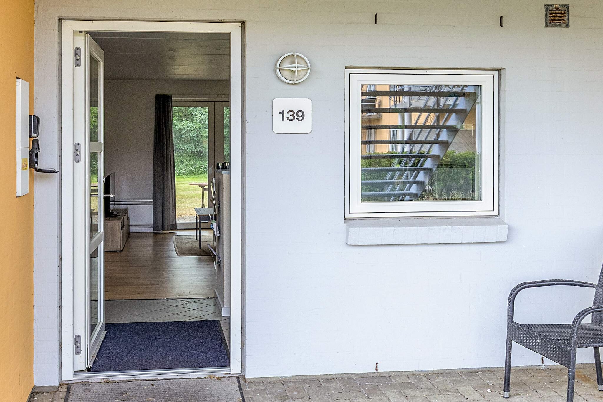 Hals Apartment ligt op 100 meter van het strand.