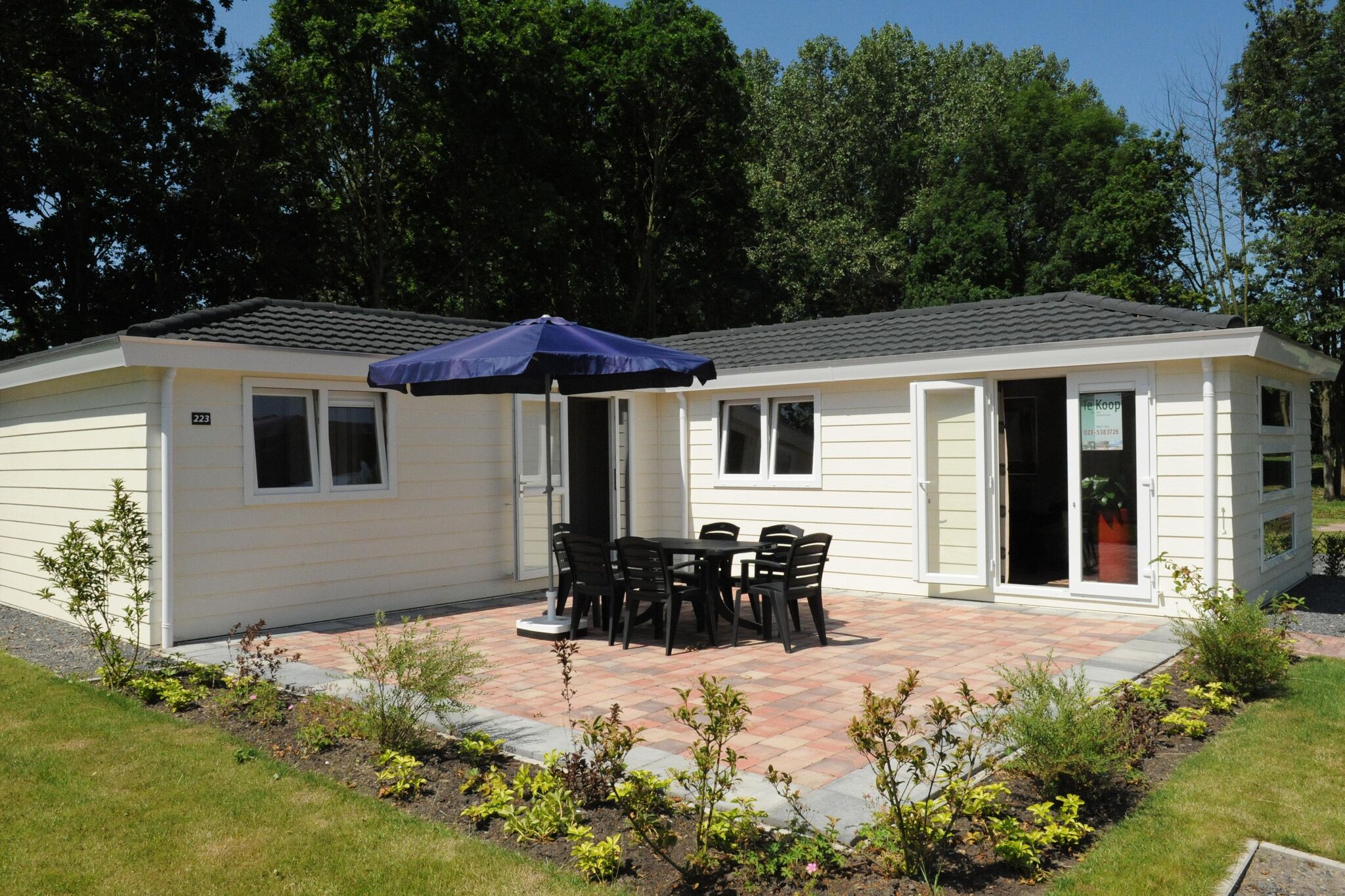 Nice chalet near the golf course in a holiday park