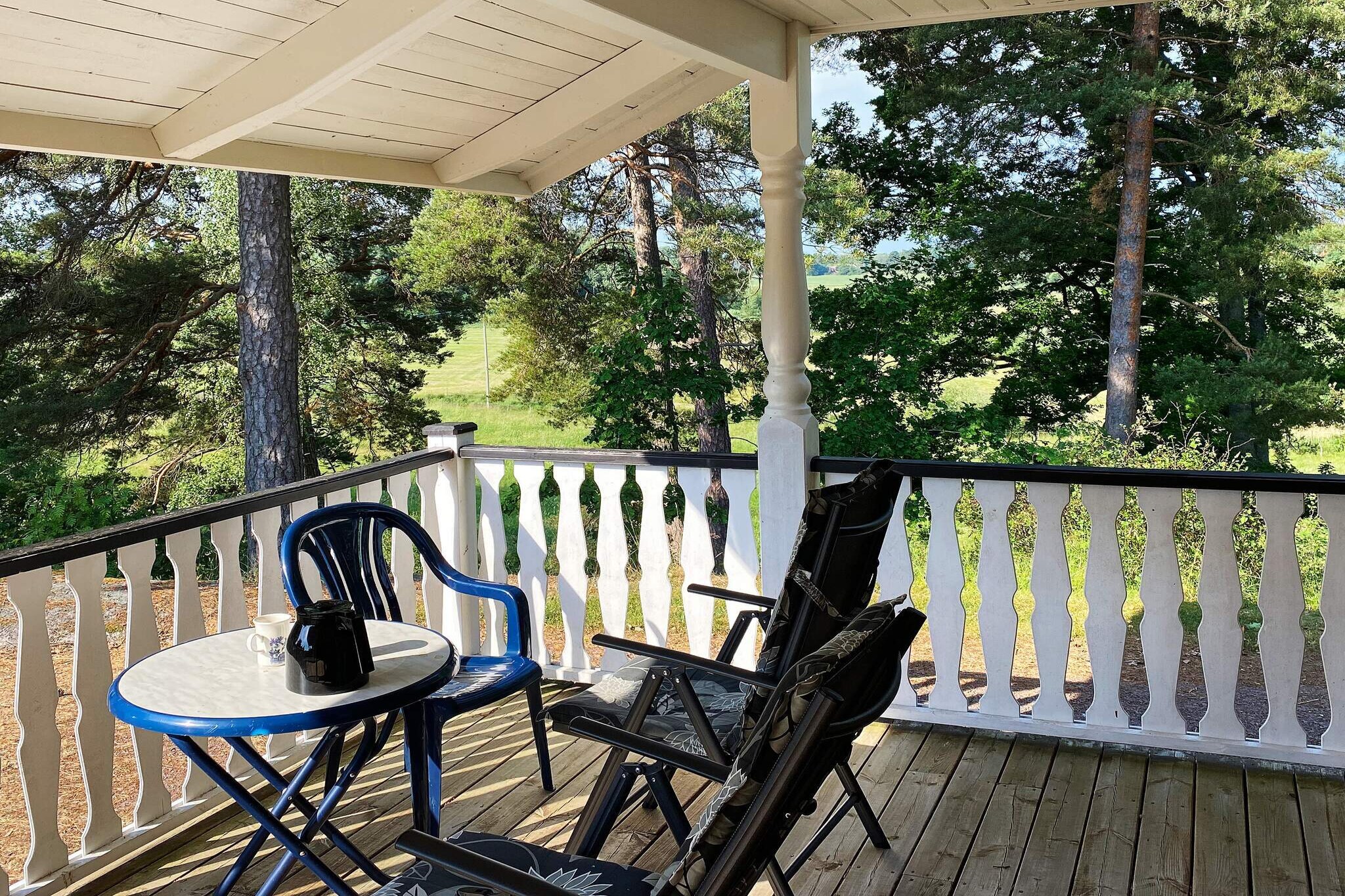 Looking towards Ã…sunden is this well-planned cottage. Down to the lake it is only 250 meters and there is a lovely jetty to swim from, if you want to fish, it is fine. The cottage is located in a quiet area with on the outskirts of the small community of Hycklinge, as the last cottage on a smaller road it is quiet and free from traffic. From here you have thirty km to the sea and Gamleby. The cottage has an open floor plan between the kitchen, dining area and living room. You have four beds in the house divided into two single beds that can be combined into a double bed and a bunk bed in two bedrooms. The bathroom has a shower and toilet as well as a washing machine. Two lovely terraces, where one of the terraces is covered with a roof, one on each side of the house ensures that you can find your perfect place regardless of the time of day. As the cottage is the last house on the road, you have an unobstructed view of meadows in one direction and lake Ã…sunden in the other direction. You bring your own bed linen and towels. Final cleaning can be purchased if desired, but you must book it with good advance planning. A warm welcome!