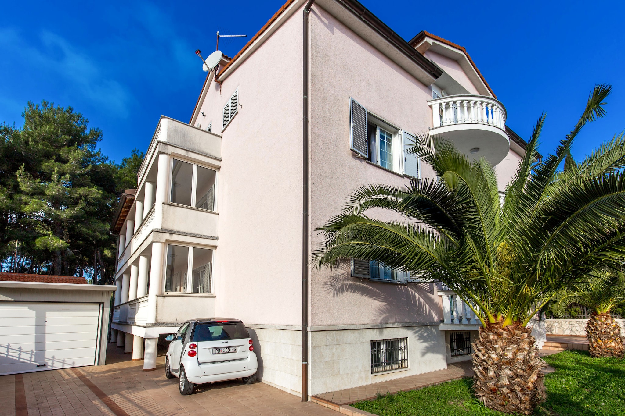 Bright and modern apartment with private terrace