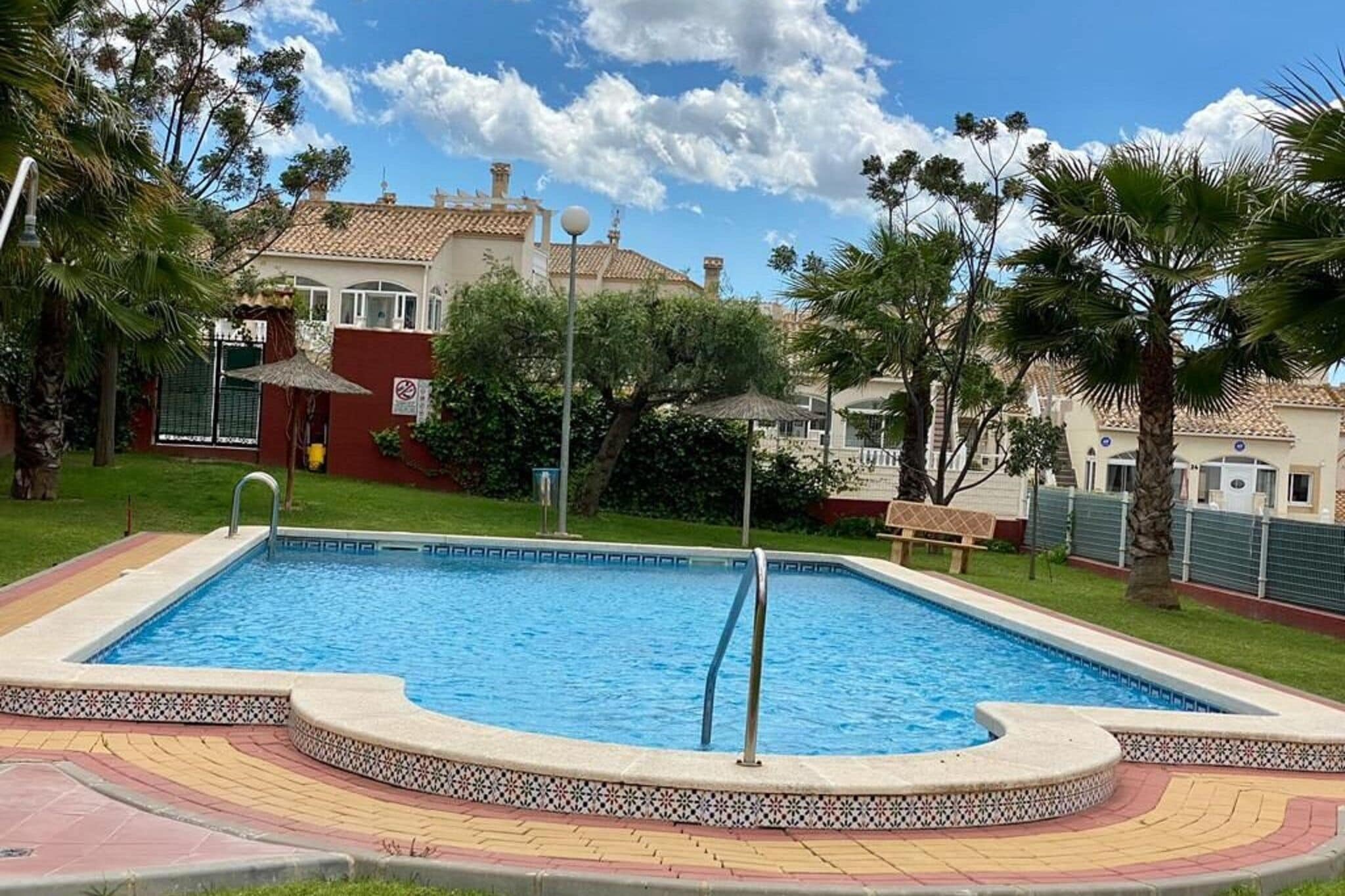 Agréable maison de vacances à Torrevieja avec piscine partagée