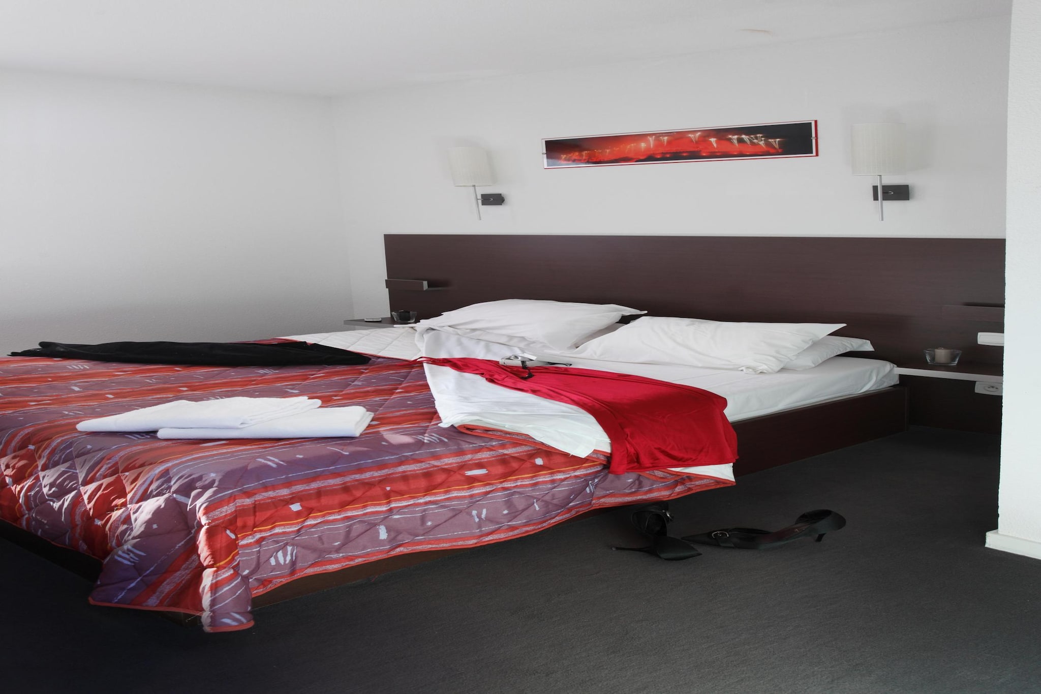 Kitchenette(hob(2 ring stoves), microwave, fridge), Living/diningroom(double sofa bed, TV(satellite)), bedroom(double bed), bathroom(bath tub, toilet), air conditioning