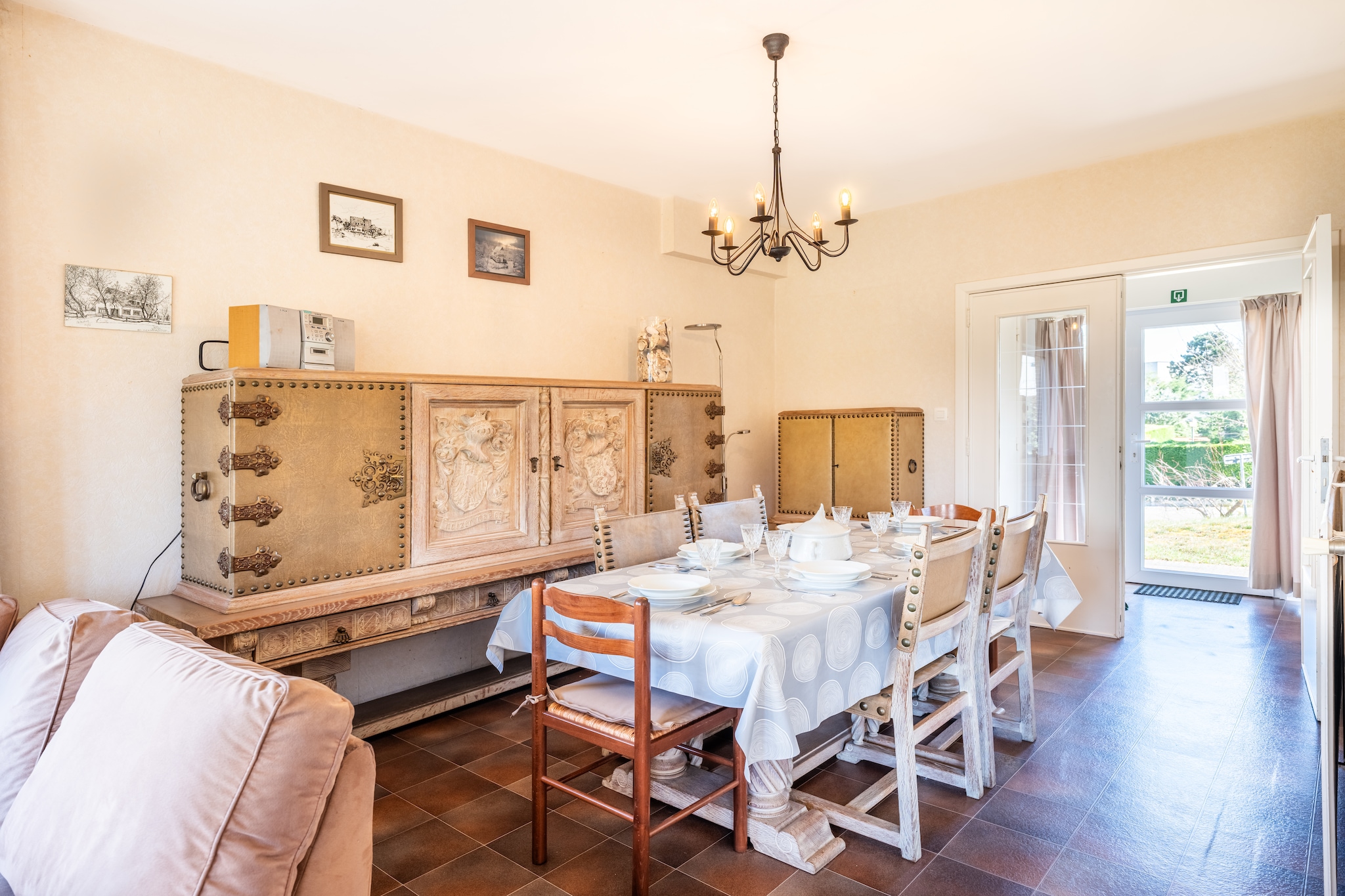 Tamalone-Dining room