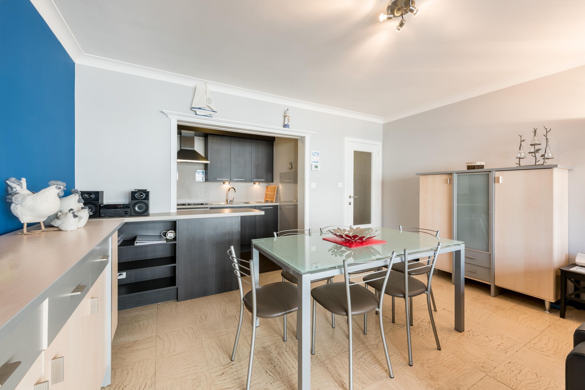 Renovated 2-bedroom apartment on the raised ground floor. The apartment is located a few steps from the sea and close to shops and restaurants. Modernly furnished, equipped with every comfort. There are about 10 steps before you reach the entrance of the building. Side sea view from the living room. Wifi and digital TV. Pets prohibited.
Layout
Hall, living room with sea view, open kitchen, bathroom with shower and toilet, bedroom with double bed, bedroom with bunk beds for 3 persons. Enclosed rear terrace. Garage box at 250m included.
Note: The construction works will start on 1 September 2025 and last for 5 months, with possible disruption on all days except Sundays and public holidays.