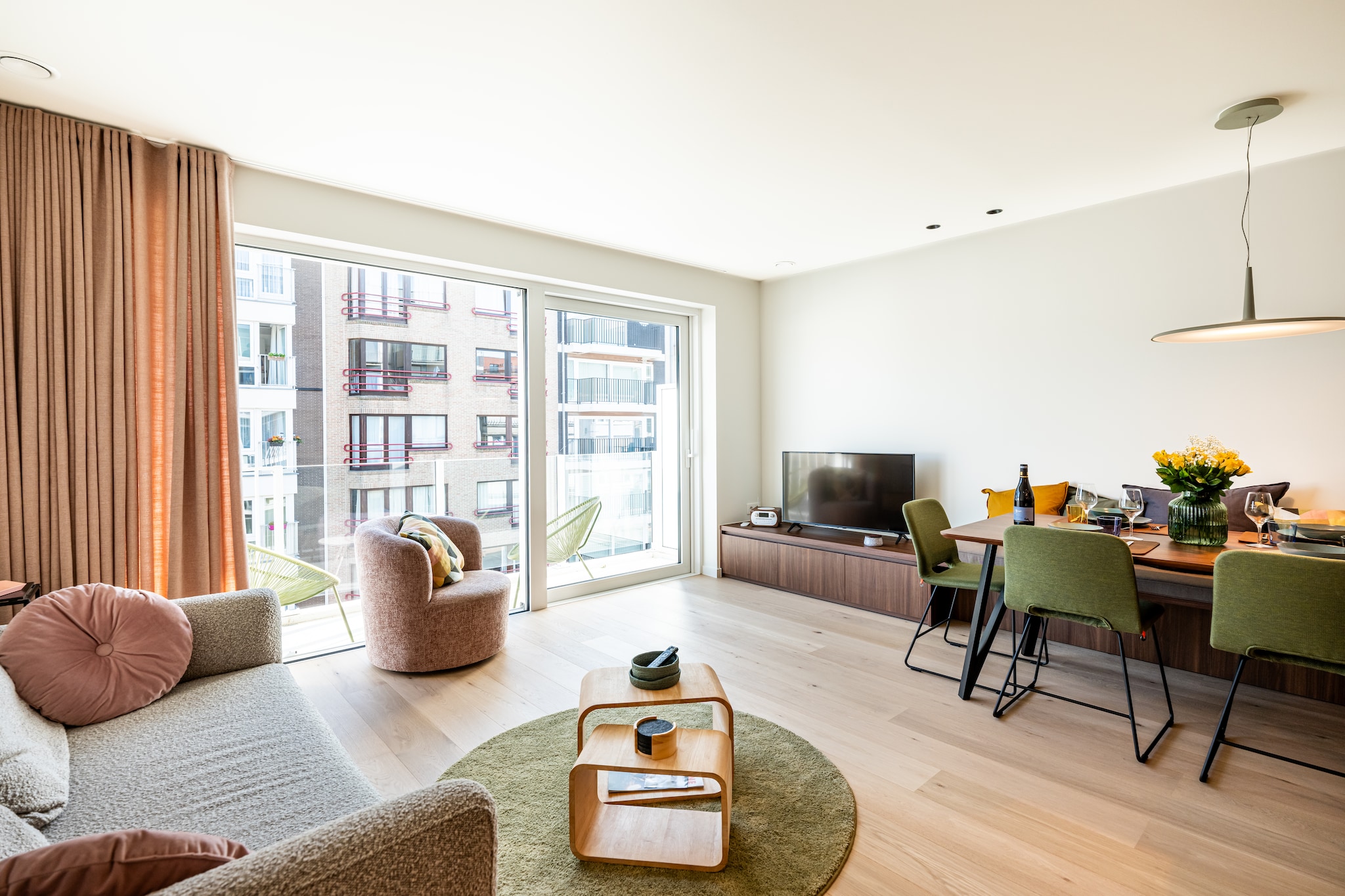 This is a modern luxury apartment just behinf Zeedijk with 2 bedrooms on the third floor. The balconies in every room offer mesmerising views and the one in the living room is quite sunny. This apartment is ideal for a vacation with family.
The apartment is close to the dunes and the sea beach for fun and frolic. The centre is 300 m away from where you can shop for friends and families. There are many other tourist attractions that are worth a visit.
This apartment is furnished in a modern style and is equipped with every comfort. The kitchen is equipped with amenities like with dishwasher, combi oven, refrigerator, and induction hob for preparing delicious meals. In the living room, you can watch TV. The central heating ensures the house remains warm.