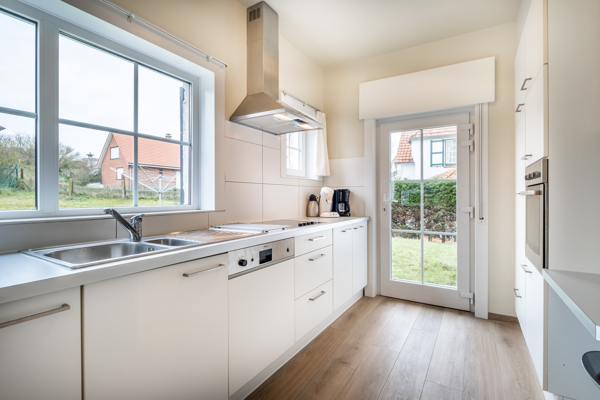 Ground floor: (Living room(TV(flatscreen, digital), dining table, seating area), Kitchen(hob(electric), electric kettle, hood, coffee machine(pads), oven, microwave, dishwasher, fridge, Hand blender), bedroom(single bed(duvet, 90 x 200 cm), single bed(duvet, 90 x 200 cm)), bathroom(shower, washbasin, toilet), toilet(toilet), ironing board, iron)\n\nOn the 1st floor: (bedroom(double bed(twin duvet, 140 x 200 cm), washbasin), bedroom(double bed(twin duvet, 140 x 200 cm), washbasin), bedroom(double bed(twin duvet, 140 x 200 cm), washbasin))\n\nstorage, freezer, heating(central), terrace, garden, garden furniture, BBQ, parking