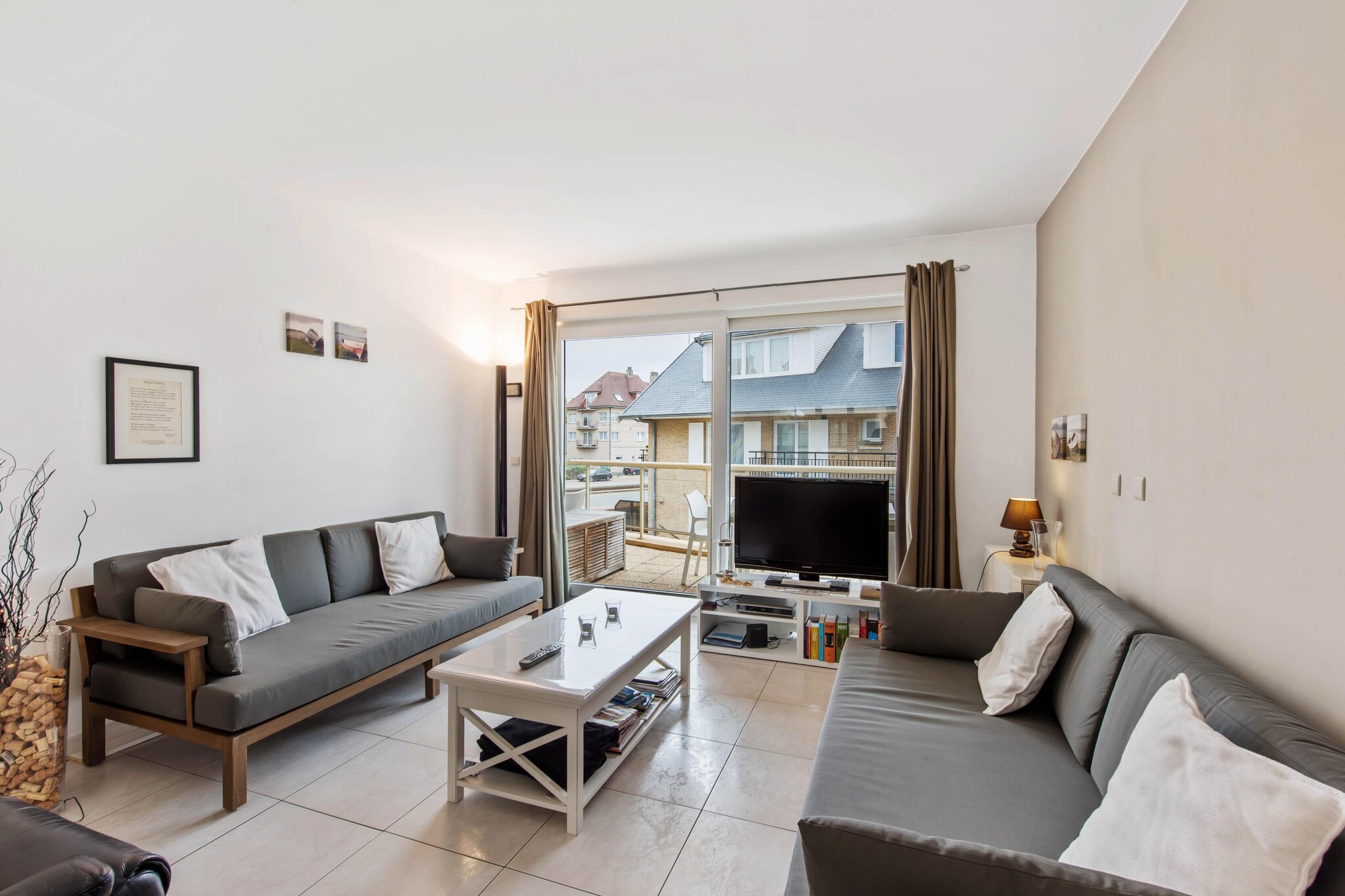 Apartment with 2 bedrooms located on a raised ground floor. At 150m from the Zeedijk and within walking distance of the center. Wifi and digital TV. Garage in the building included in the price. Pets not allowed.

Layout
Hall, living room with open kitchen with dishwasher. Two bedrooms with double bed. Bathroom with shower and 1 bedroom with private shower. Washing machine available. Sunny balcony with beautiful garden furniture.