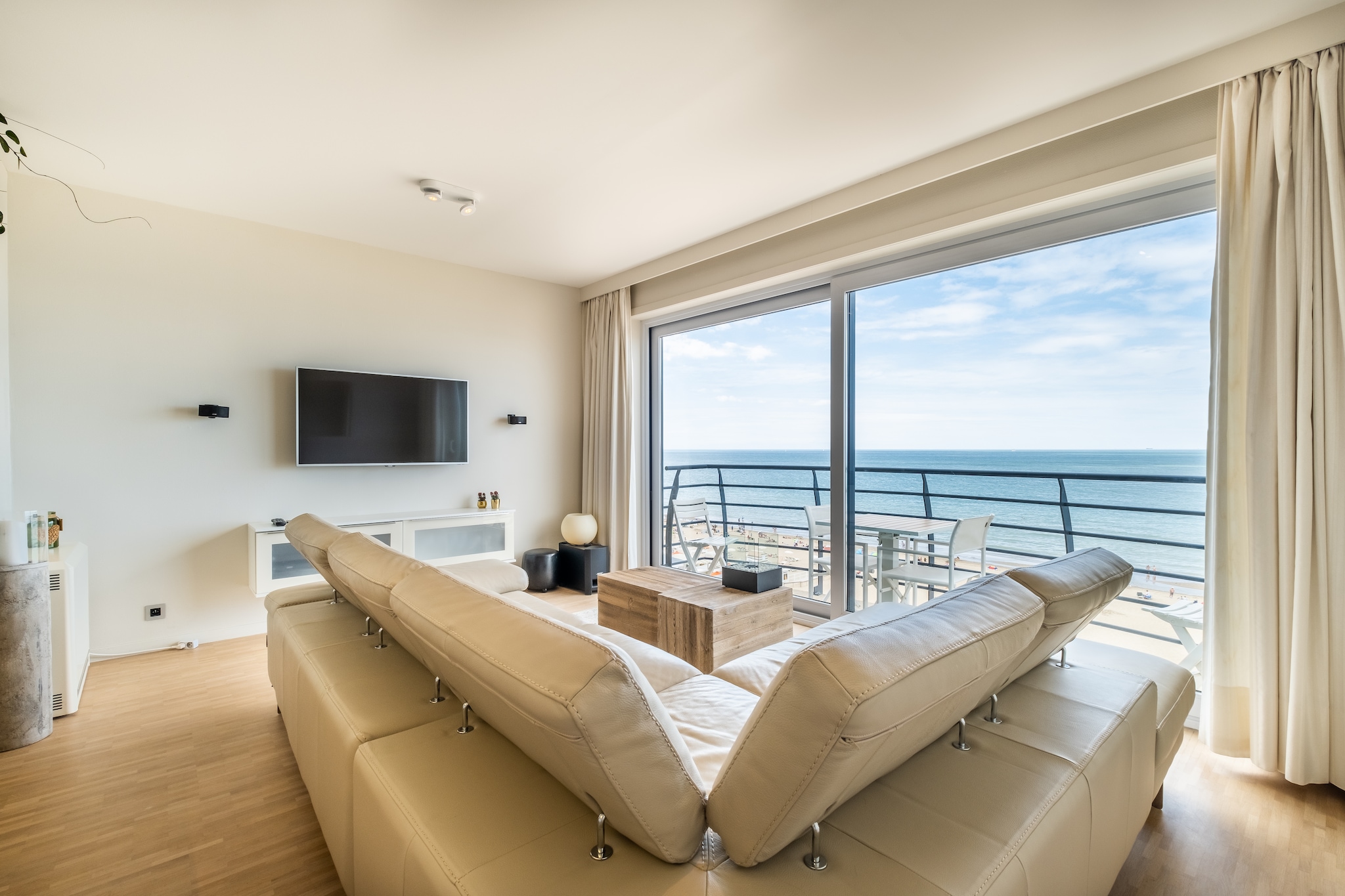 Modern 2-bedroom apartment on the Zeedijk, near the shopping center. Tastefully decorated with spacious sun terrace. Balcony view of the sea. Stylish and luxurious furnishings.
Layout
Living room with sea view, equipped kitchen with vitro ceramic hob, tepan plate, oven and combi microwave oven, fridge with freezer compartment, dishwasher. Bath with shower enclosure. Separate toilet. Bedroom with double bed and 1 bedroom with double sofa bed.
Attention: A new building is being constructed at the rear of this apartment. Noise nuisance is therefore possible.