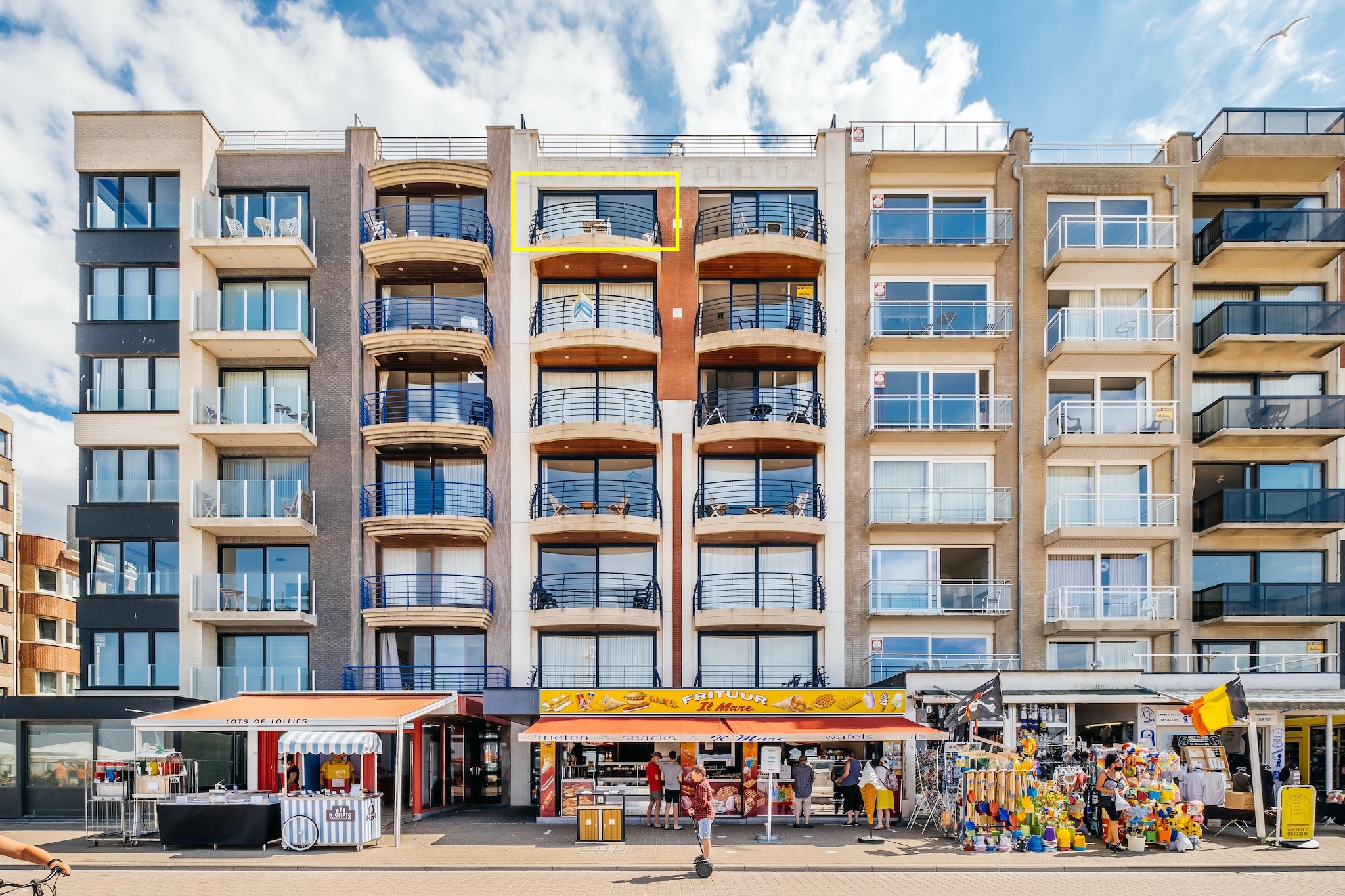 Apartment by Zeedijk with Sea View