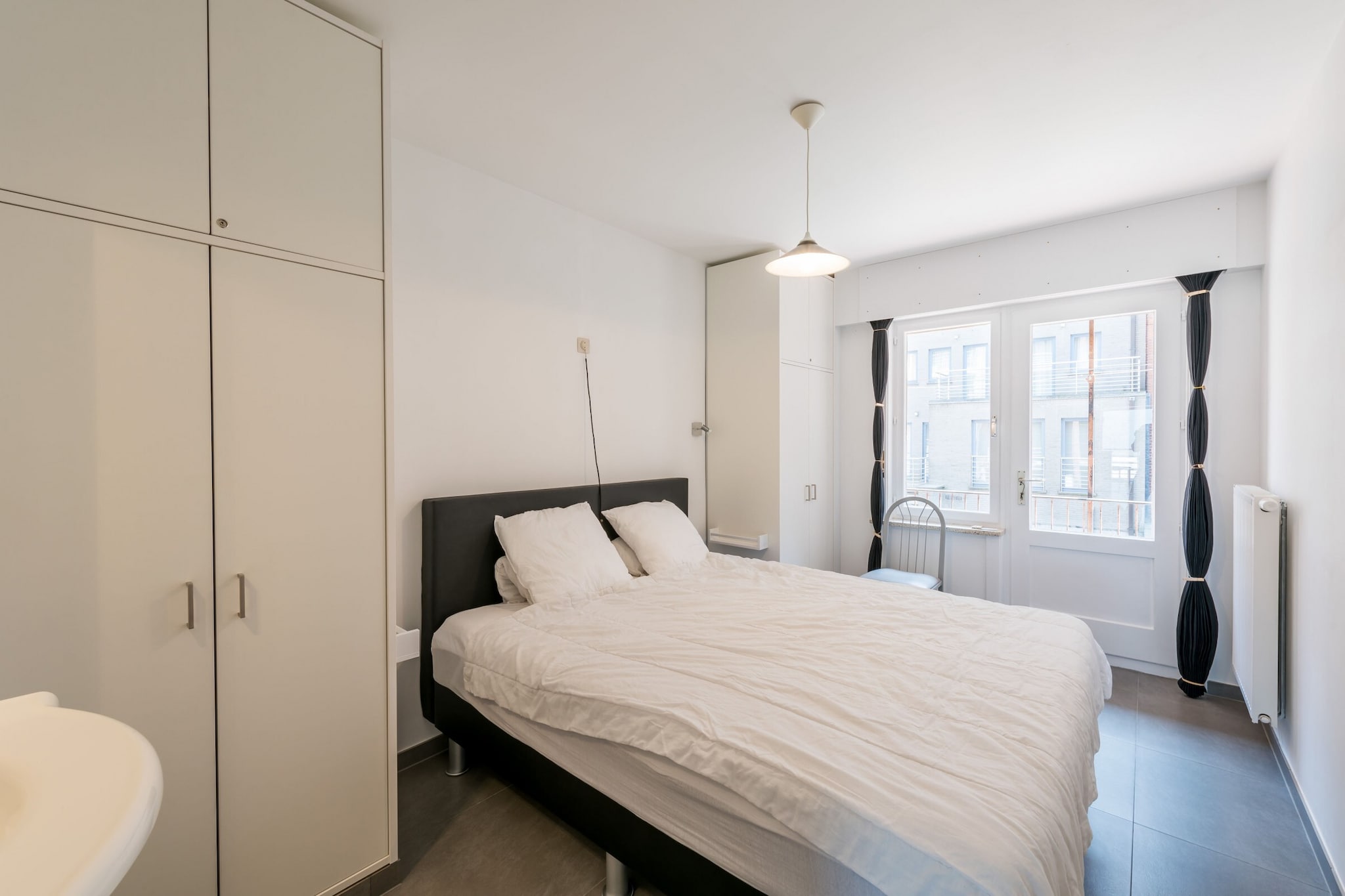 On the 1st floor: (Kitchen(hob(induction), electric kettle, toaster, hood, coffee machine, oven, microwave, dishwasher, fridge(+ freezer)), Living/diningroom(TV(flatscreen, digital), dining table, seating area), bedroom(double bed(twin duvet, 160 x 200 cm), washbasin, balcony), bedroom(bunk bed(duvet, 90 x 200 cm), bunk bed(duvet, 90 x 200 cm), balcony), bathroom(shower(walk-in shower), washbasin), toilet(toilet))\n\nheating(central, gas), lift