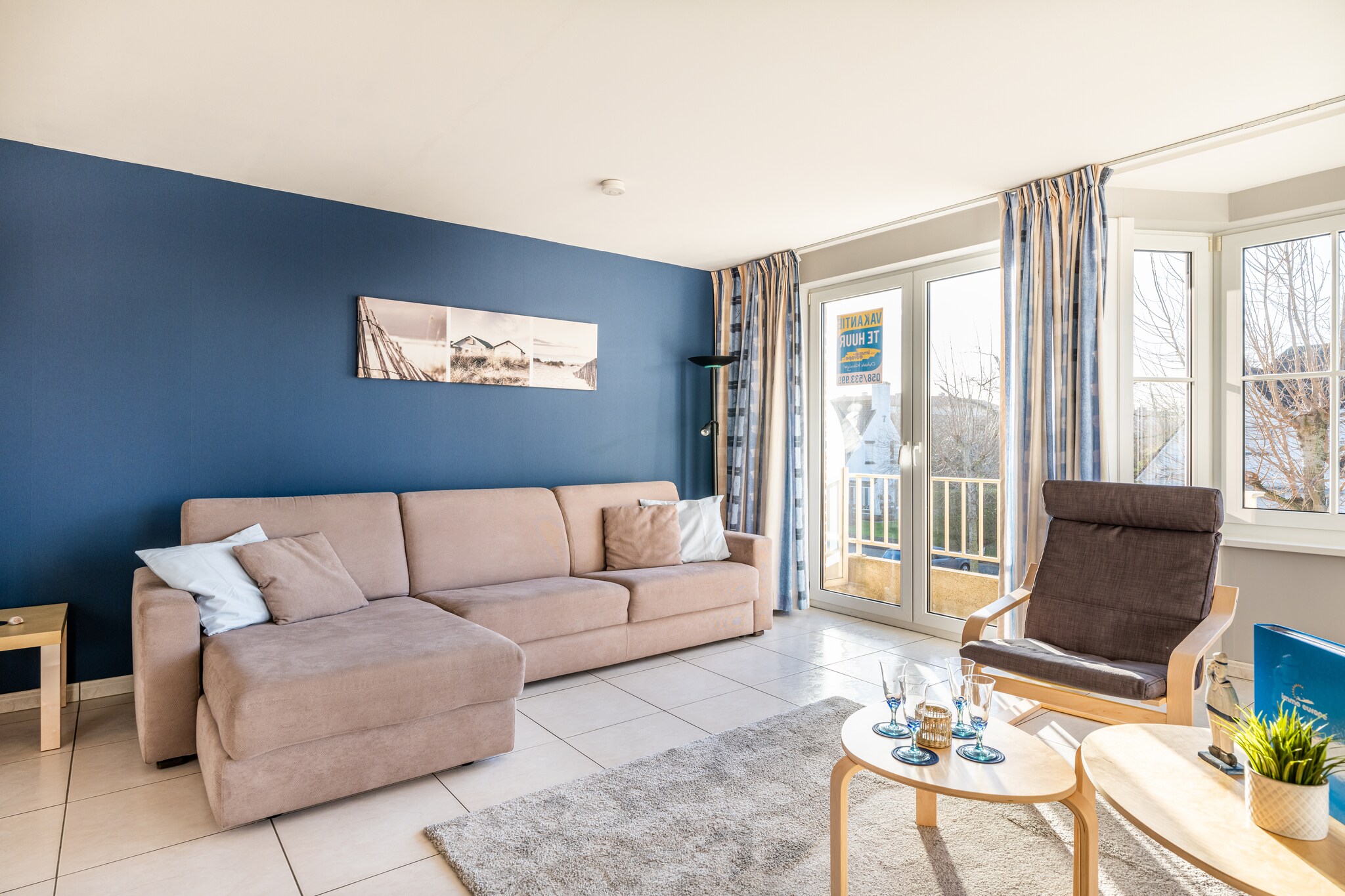 Sympathetic, hospitable apartment with 2 bedrooms in a quiet area, close to dunes and sea. 2 garden chairs, parking included, pets prohibited and non-smokers.
Layout
Sunny living room with modern furniture, 2 bedrooms with their own flat screen TV. Room with a double bed, room with a bunk bed. Excellent open plan kitchen, washing machine in the bathroom.