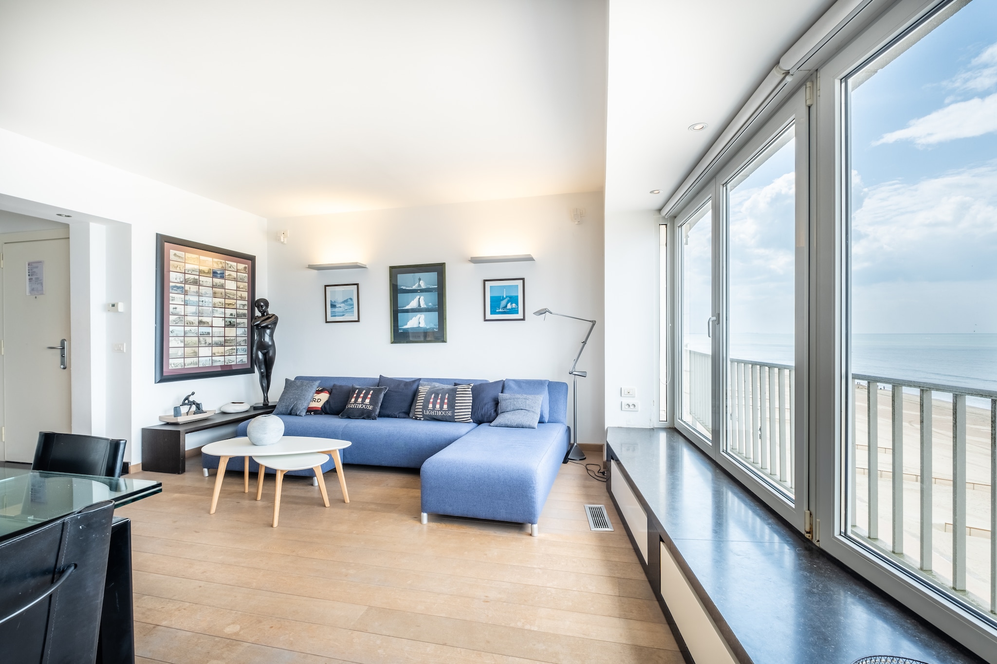 Spacious 3-room apartment (for 7 people) with a beautiful sea view, on the seawall between Koksijde and St-Idesbald.
Entrance hall, living room/dining room with sea view, open and fully equipped kitchen, bathroom with jacuzzi bath, separate toilet, bedroom with double bed, bedroom with bunk beds and a single folding bed, bedroom with bunk beds. Digital TV with multilingual channels, Wi-Fi.