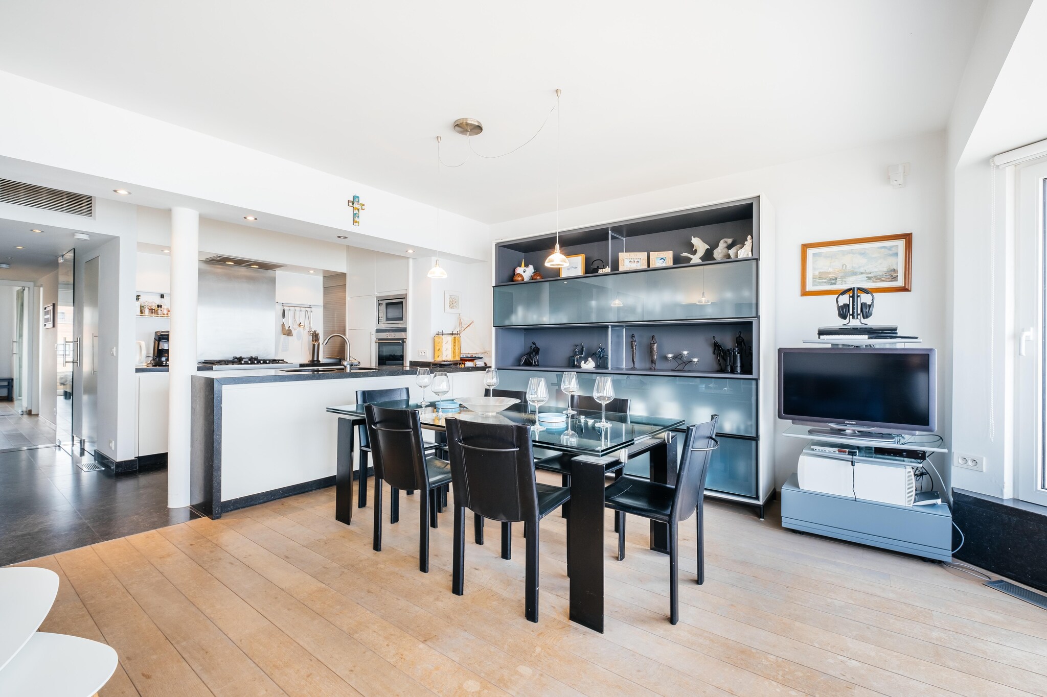 On the 5th floor: (Entrance, open kitchen(hob(gas), hood, coffee machine, oven, microwave, dishwasher, fridge-freezer), Living/diningroom(TV(flatscreen, digital), dining table, seating area), bedroom(double bed(180 x 200 cm)), bedroom(single folding bed(90 x 200 cm), bunk bed(90 x 200 cm)), bedroom(bunk bed(90 x 200 cm)), bathroom(bath tub, washbasin), toilet(toilet))\n\ntumble dryer, washing machine, balcony, heating(central, gas), lift