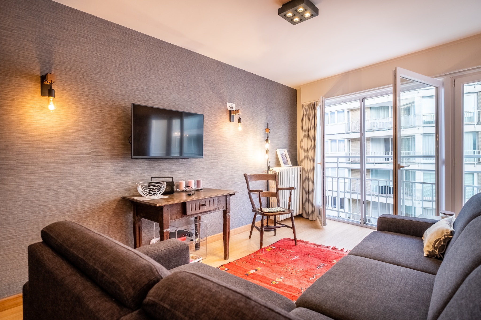 Layout
This spacious, fully renovated apartment consists of an entrance hall, toilet, bathroom with bath, living room with side sea view, 3 bedrooms, each with a double bed. Kitchen with all the trimmings.
Please note: Occasional noise disturbance possible due to faÃ§ade renovation of a building across the street. No works will take place between 18/07/2025 and 25/08/2025.