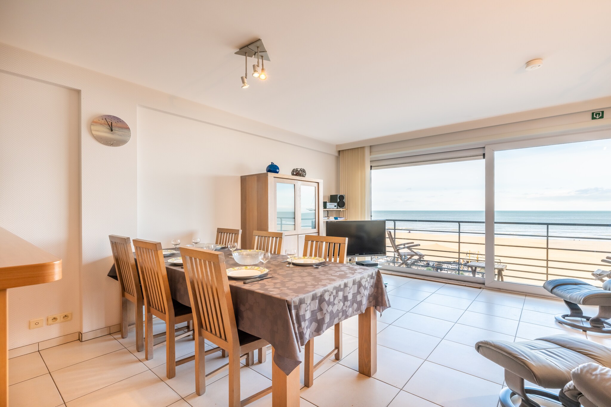 Modern apartment for 6 people on the seafront and with 2 bedrooms. Close to downtown, shops and restaurants. Near public transport. Pets not allowed.

Layout
Entrance hall, living room with open kitchen, bathroom with shower, separate toilet, sofa bed in the living room, bedroom with double bed and bedroom with single bed.