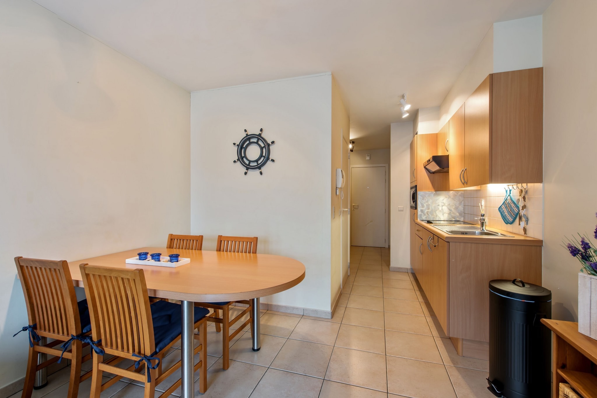 This modern studio in the centre of St-Idesbald, between Koksijde and De Panne, offers a sleeping corner, side sea view, and a balcony just 70 meters from the beach. Furnished in a contemporary style with all modern comforts, it is ideal for a relaxing stay with family.
The centre of Koksijde is only 250 m away, perfect for shopping, and Plopsaland De Panne is 8 km from the property. Explore nearby beaches, attractions, and scenic coastal walks.
The apartment features a comfortable living area, a modern kitchen, a bathroom with walk-in shower, separate toilet, one bedroom with a double bed, and a single bedroom. Enjoy sea views from the balcony and the convenience of a central location with everything you need within walking distance.
Experience the freedom and comfort of a Belvilla home, where you can relax, cook with local ingredients, and enjoy privacy for a memorable coastal getaway.