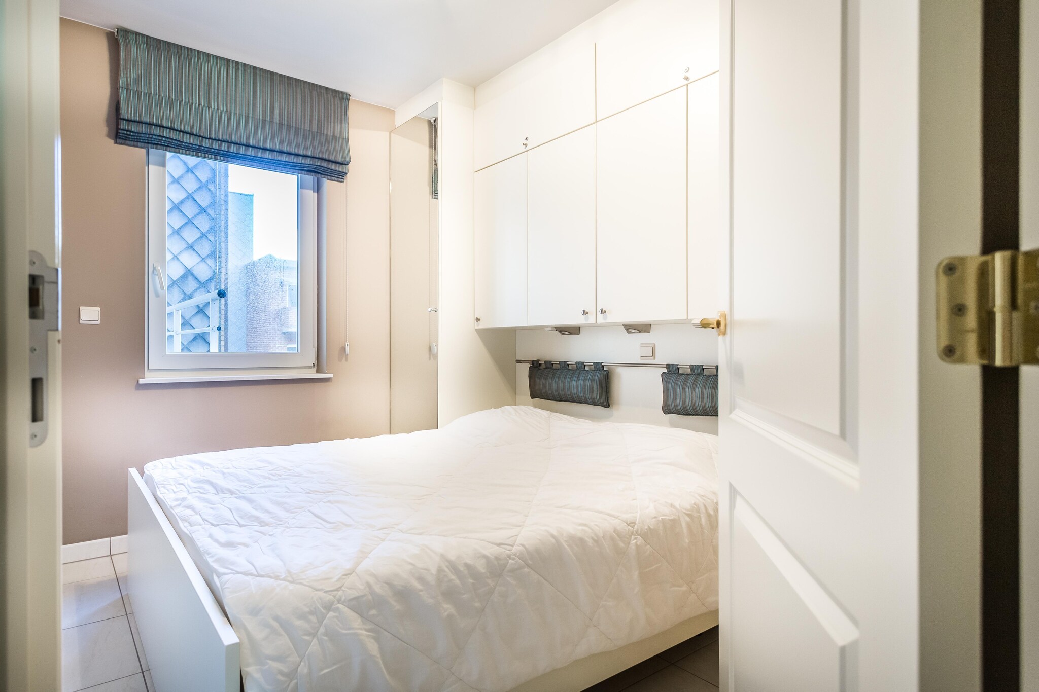 On the 1st floor: (Kitchen(hob(ceramic), electric kettle, toaster, hood, coffee machine, combination microwave, dishwasher, fridge-freezer, Hand blender), Living/diningroom(double sofa bed, TV(digital), dining table, seating area), bedroom(double bed(twin duvet, 160 x 200 cm)), bedroom(bunk bed(duvet, 90 x 200 cm)), bathroom(shower, washbasin), toilet(toilet))\n\nterrace, garden furniture, deckchairs, lift