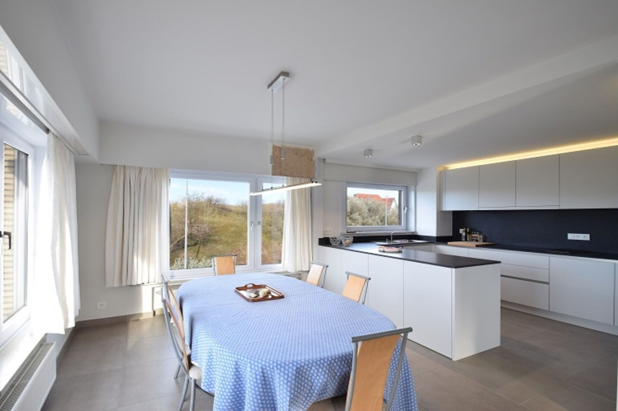 Modern 2-bedroom apartment with side sea view at 80m from the sea dike and centrally located in Koksijde. An additional asset is the spacious terrace at the rear. Pets are not allowed.
Layout
The apartment consists of a living room with sea view, open kitchen, bathroom with shower and 2 bedrooms, one with a double bed and one with a bunk bed. There is also another sofa bed in the living room.