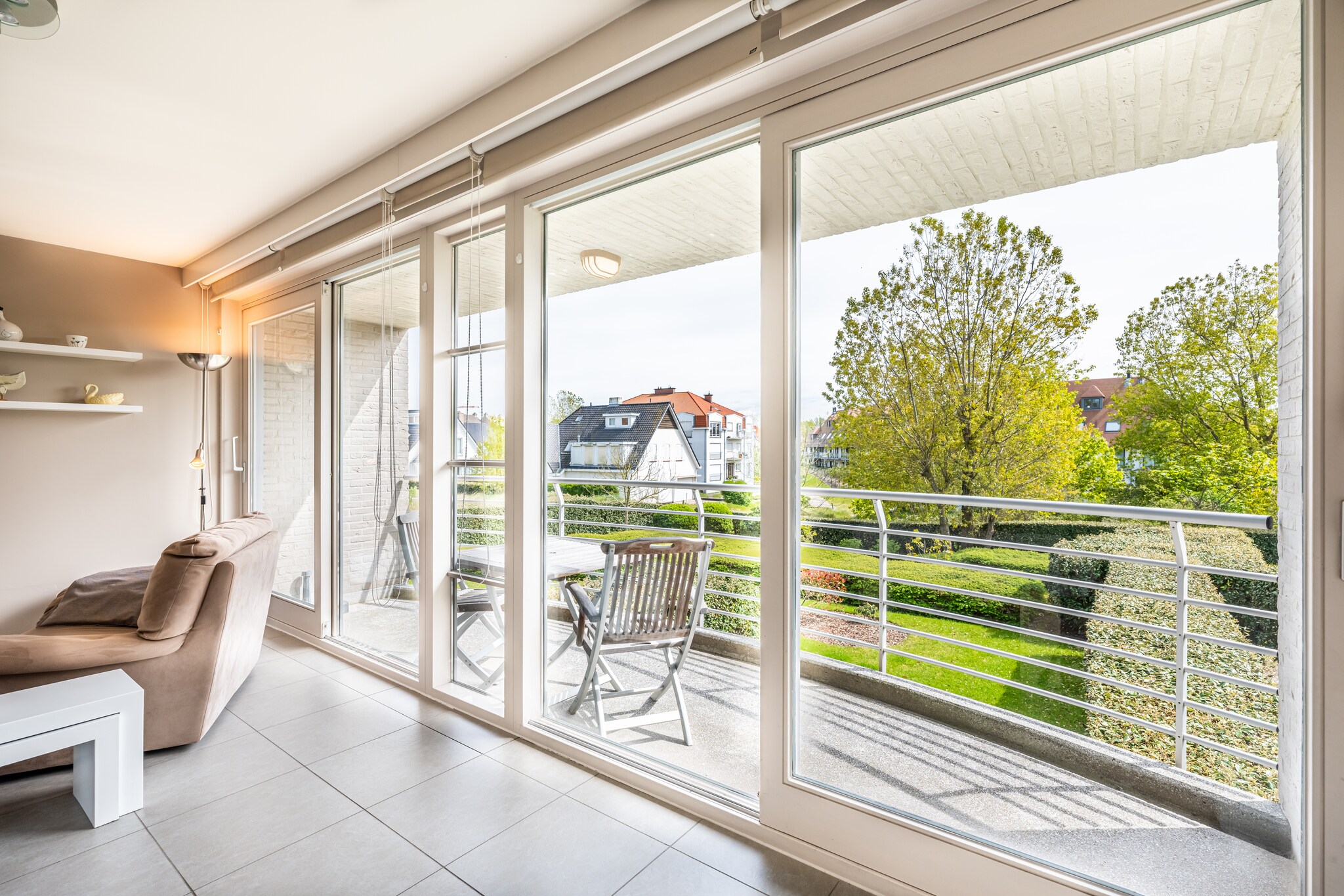 Sunny apartment with 2 bedrooms at 50m from the sea near the shops and restaurants of St-idesbald (district between De Panne and Koksijde). Small supermarket and bakery 50m from the apartment. Garage included in the price.
Sunny living room with access to balcony, open kitchen with every comfort, cloakroom, toilet, bathroom with walk-in shower, bedroom with double bed, bedroom with 2 bunk beds.