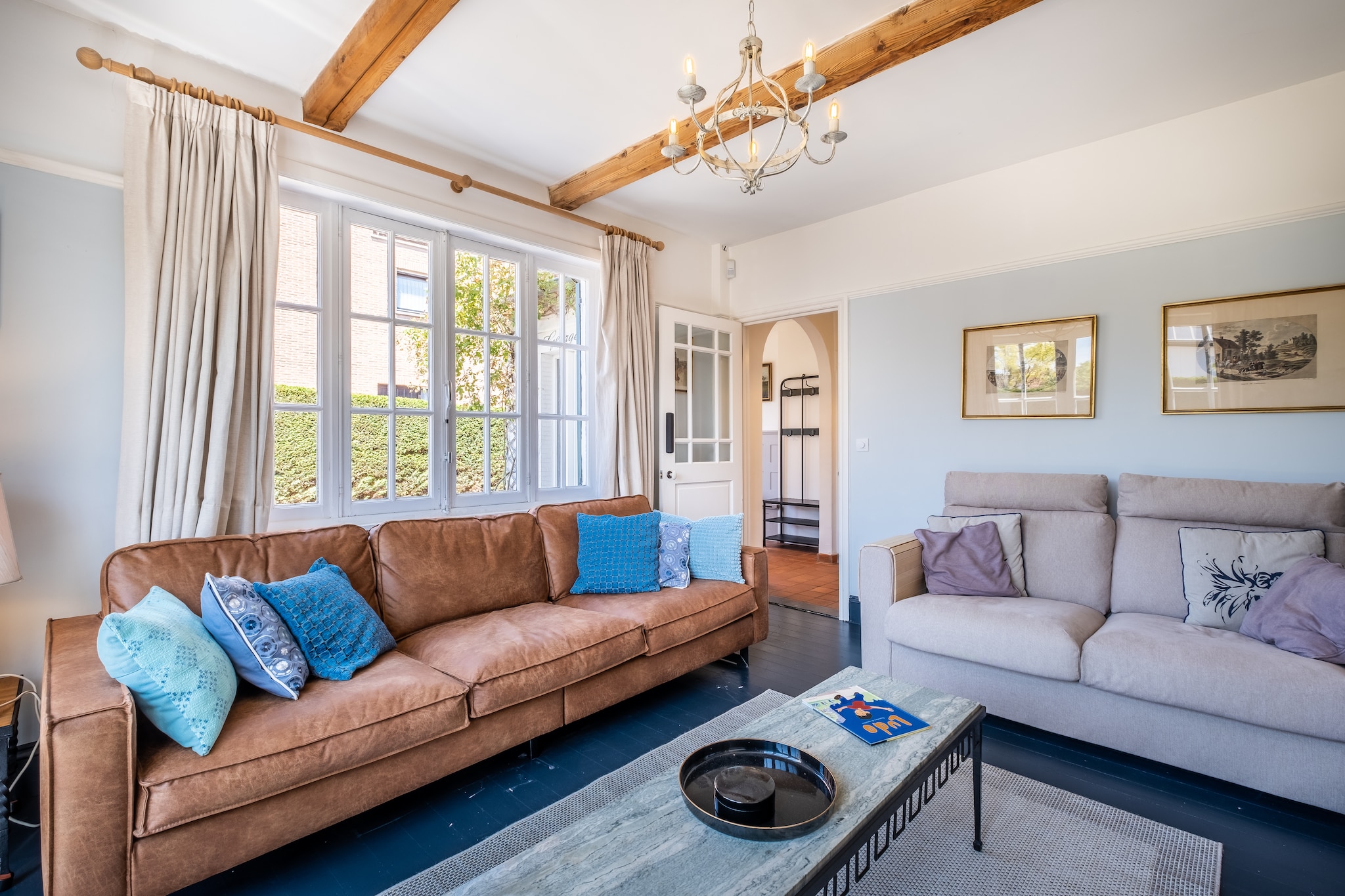 Charming villa with 3 bedrooms, terrace and garden for 6 people. Located 350 meters from the Zeedijk. Wi-Fi available. Country house with a sunny living room. Fitted kitchen with American fridge/freezer/water and ice. 3 bedrooms: 2 double beds and 2 single beds. Bathroom with bath and toilet. Separate toilet and rain shower. Cozy terrace, garden house and a dash of greenery. Parking included.