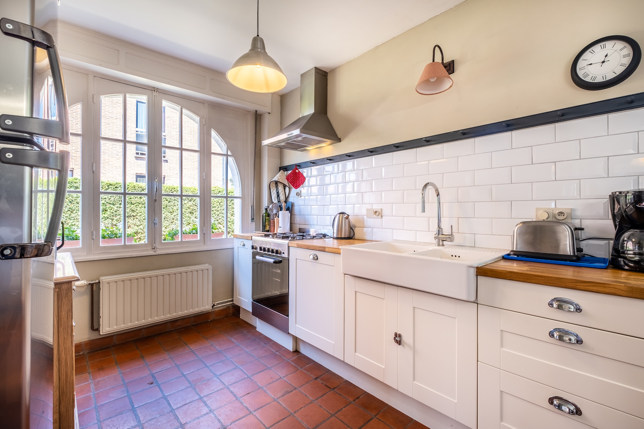 Ground floor: (Living room(TV(flatscreen), seating area), dining room(dining table), Kitchen(hob(gas), electric kettle, toaster, coffee machine, oven, microwave, dishwasher, fridge(+ ice machine, + freezer, american), Hand blender))\n\nOn the 1st floor: (bedroom(double bed(twin duvet, 180 x 200 cm), washbasin), bedroom(double bed(twin duvet, 140 x 200 cm)), bedroom(single bed(duvet), single trundle bed(duvet)), bathroom(bathtub with shower, washbasin, washbasin))\n\nwashing machine, heating, terrace(10 m2), garden, garden furniture, BBQ, parking, deckchairs, high chair, ironing board, iron, Garden shed