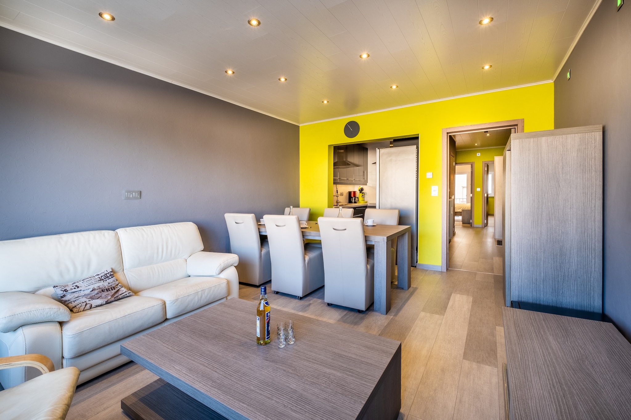 This renovated 2 room apartment on the raised ground floor is located on the seawall with sea view. The apartment is modernly furnished. It is quietly located at the end of the seawall, close to the dunes and yet within walking distance of restaurants and shops.

Layout
Hall, toilet, living room / dining room, with a beautiful view of the dunes, modern kitchen corner, bathroom shower, 1 bedroom with 1 double. bed and 1 room with 2 bunk beds (4 pers in 1 room). Pets are forbidden and, like all our holiday homes, it is not allowed to smoke.