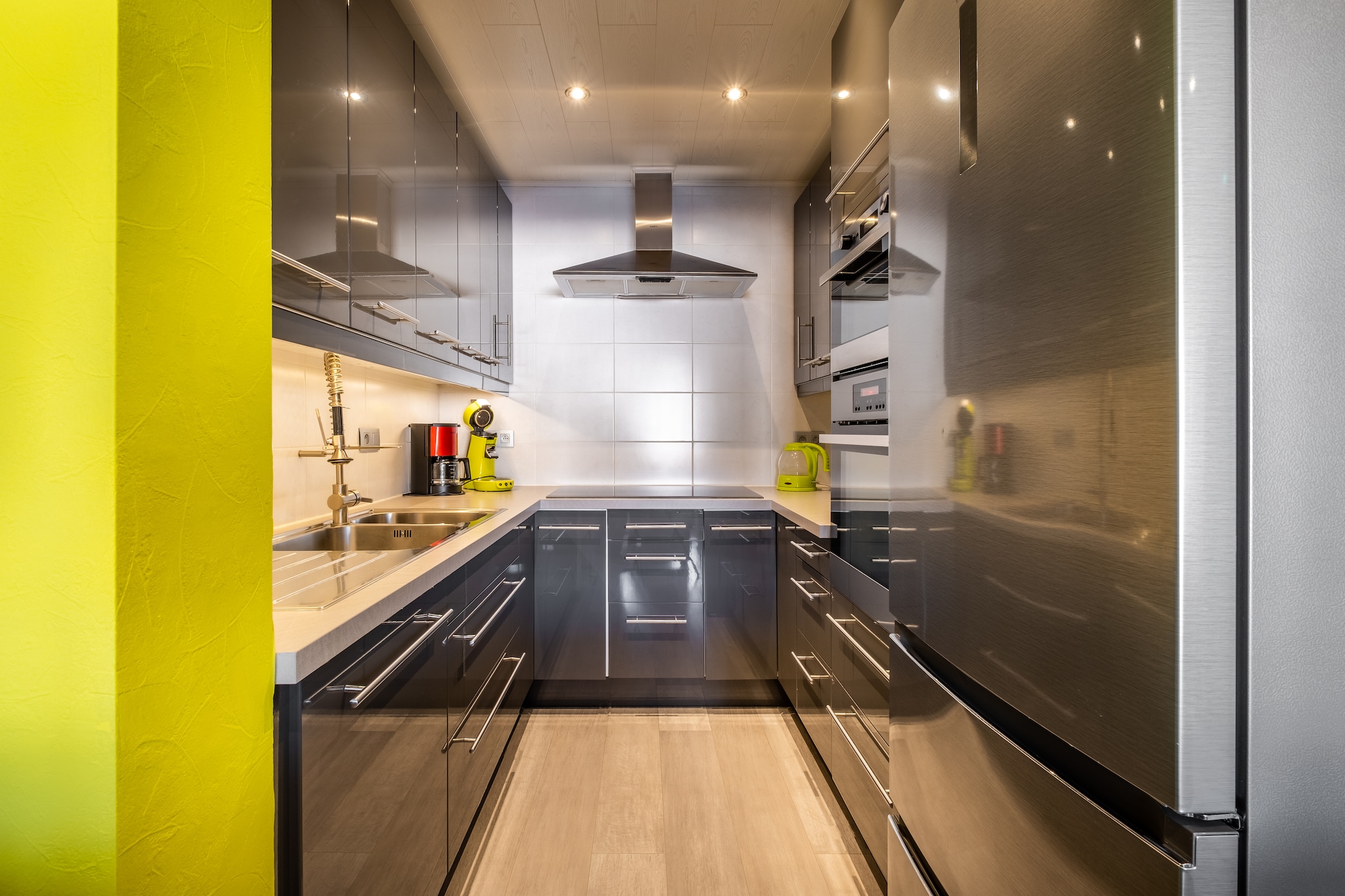 Ground floor: (Kitchen(hob(electric), electric kettle, toaster, hood, coffee machine(pads), oven, microwave, dishwasher, fridge(+ freezer), Hand blender), Living/diningroom(TV(flatscreen, digital), dining table(6 persons), seating area), bedroom(double bed(twin duvet, 160 x 200 cm), TV, balcony), bedroom(bunk bed(duvet), bunk bed(duvet), balcony), bathroom(tumble dryer, shower, washbasin, washing machine))\n\nbalcony, heating(gas), lift