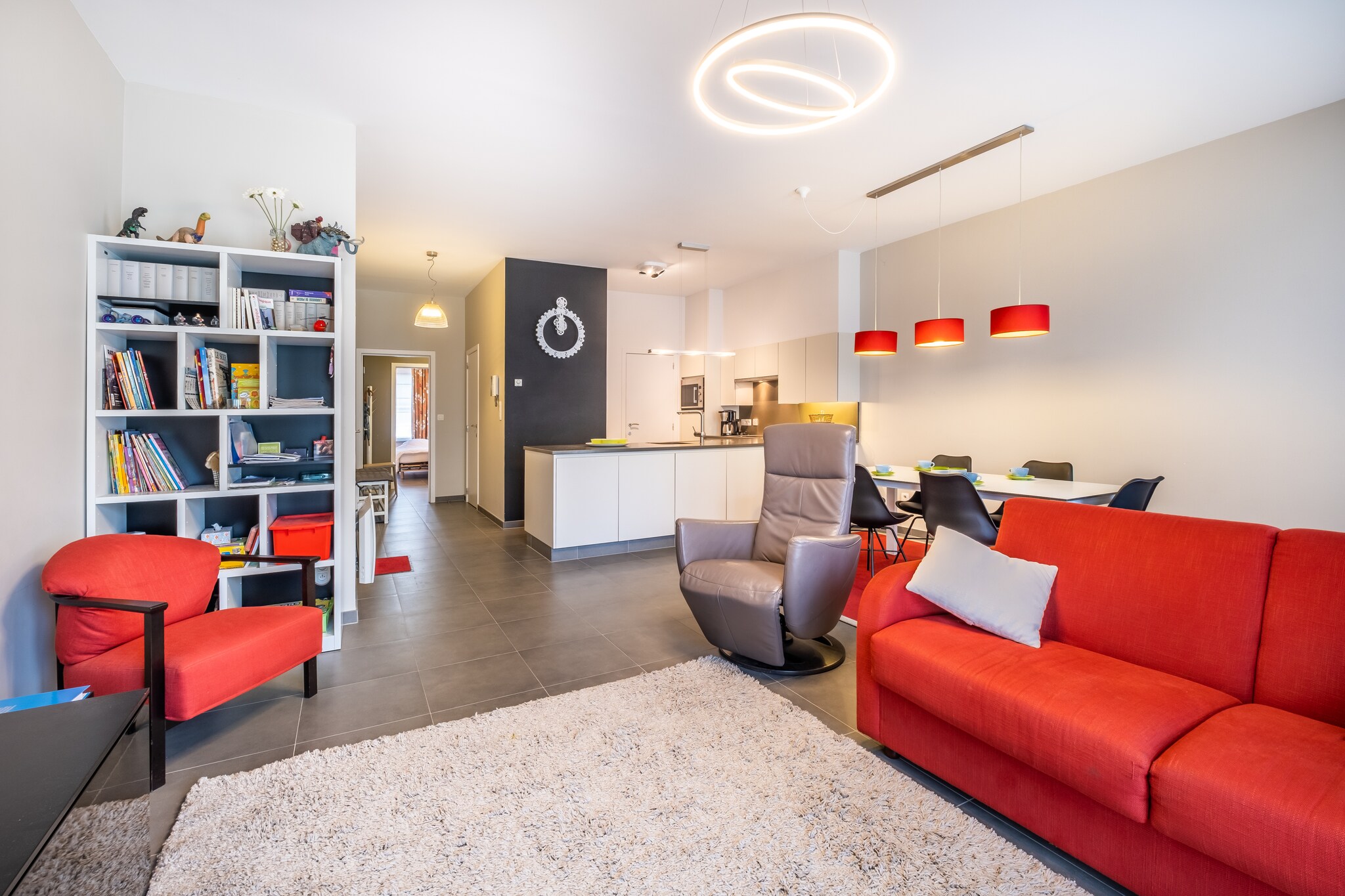 Spacious 2 bedroom flat, recently built, in the main street of St-Idesbald (between De Panne and Koksijde) with all comforts. Close to shops and restaurants. Ground floor, elevator, garage, underfloor heating, wifi and digital TV.
This pleasant apartment consists of a spacious entrance hall with cloakroom, a dining room and a living room with open kitchen equipped with every comfort, access to a private sunny terrace. 1 bedroom with a double bed, 1 bedroom with a bunk bed and a single bed. There is a bathroom with shower, 1 separate toilet and a storage room with washing machine, 1 bedroom with its own sink, separate toilet.