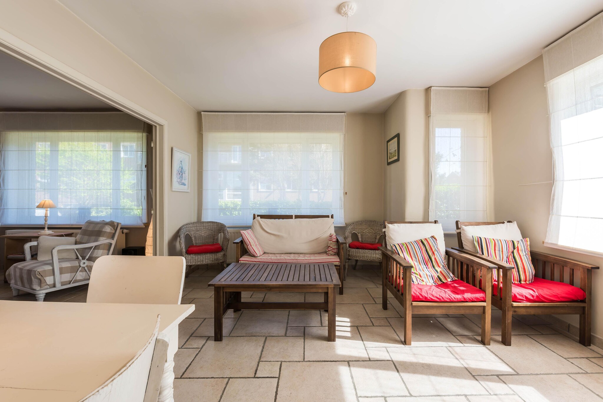 Completely renovated villa with 4 spacious bedrooms in St-Idesbald (between Koksijde and De Panne). Beautiful garden, driveway with space for 3 cars. No pets allowed.
Layout
On the ground floor: The house consists of a hall, separate toilet, large living room, modern kitchen/veranda with access to the terrace. Large garden and sandpit. Beach cabin by the sea near Ster der Zee.
On the 1st floor: 2 bedrooms, each with 2 single beds, a toilet, bathroom with bath.
On the 2nd floor: bedroom with 2 single beds and bunk beds and bedroom with single bed, toilet and a bathroom with shower.