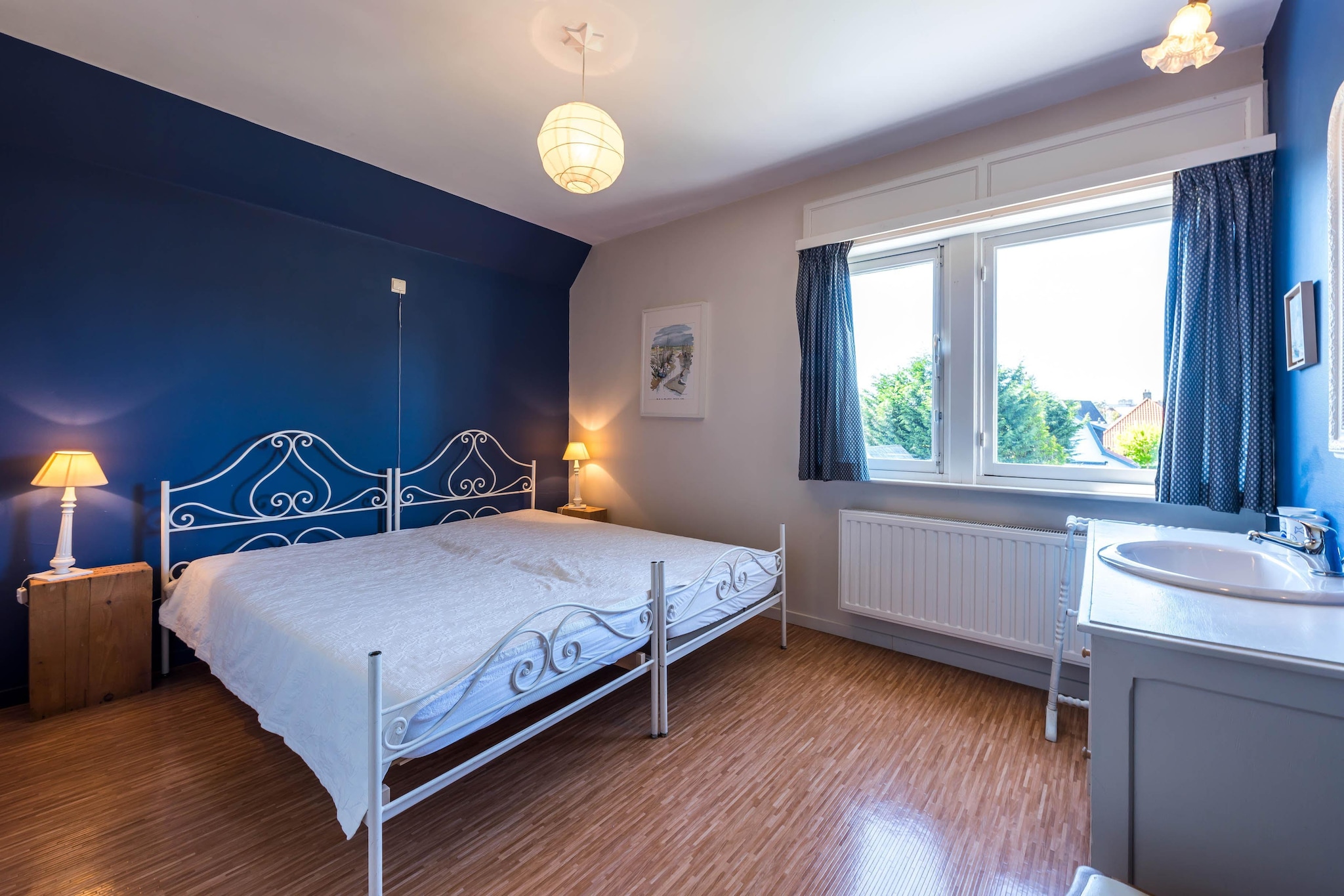 Ground floor: (hallway, Living room(TV(flatscreen, digital), stove, seating area), dining room(dining table), Kitchen(hob(gas), toaster, coffee machine, oven, microwave, dishwasher, fridge(+ freezer), Hand blender), toilet(toilet))\n\nOn the 1st floor: (bedroom(single bed, single bed, washbasin), bedroom(single bed, single bed, washbasin), bathroom(bath tub, washbasin), toilet(toilet))\n\nOn the 2nd floor: (bedroom(single bed, single bed, bunk bed, washbasin), bedroom(single bed, washbasin), bathroom(shower, washbasin), toilet(toilet))\n\nterrace, garden, garden furniture, parking, sand pit