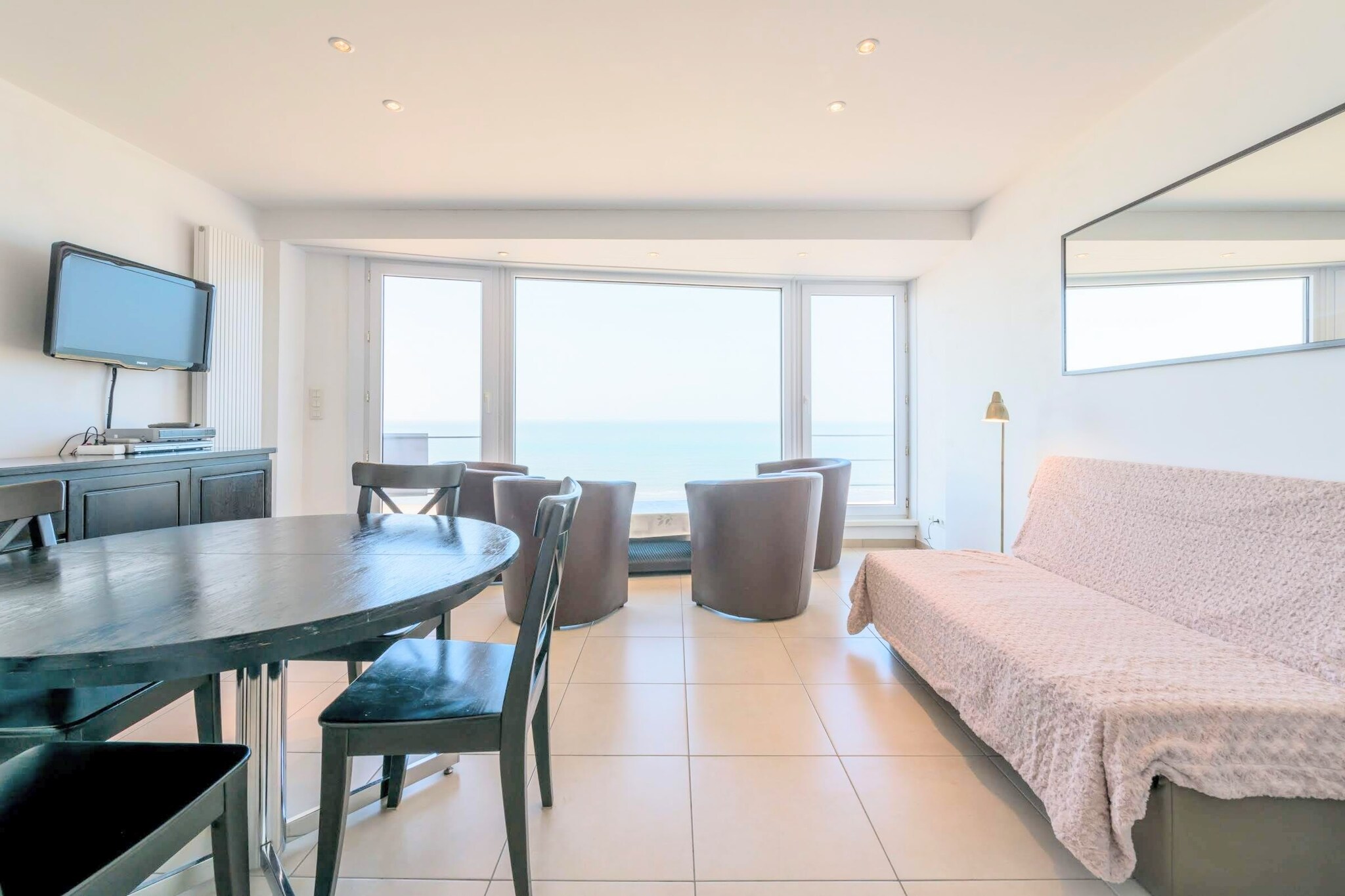 Nicely renovated 2 room apartment on the seafront, 5th floor (elevator) near the St-AndrÃ© dunes. Within walking distance of shops, restaurants and public transport. There is digital TV and pets are not allowed.

Layout
The apartment has a nicely furnished living room with sea view, a kitchen equipped with every comfort, bathroom with bath, 2 bedrooms, one with a double bed and one with 2 single beds. There is another sofa bed in the living room. You can find the plan of the holiday home in the photos.