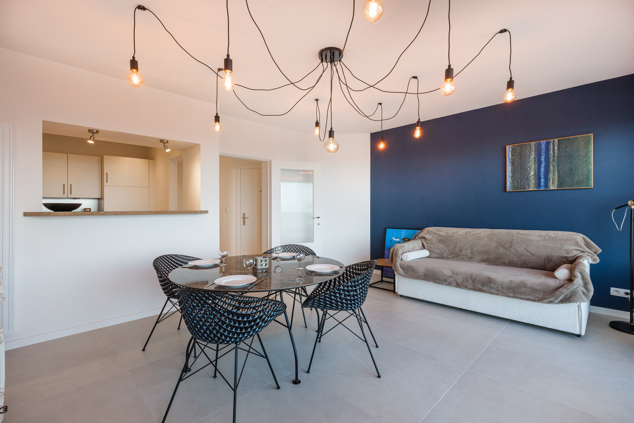 Stay in this renovated 2-bedroom apartment by the sea near the dunes of St. André. The flat is on the 2nd floor with access to the elevator. You can enjoy a beautiful view of the sea and the dunes. Ideal for a vacation with family, you have everything you need for a fantastic vacation.
The apartment is close to the center for shopping and public transport; hence, commuting becomes easy. The golf course is 5 km away for enjoying a game or two. Buy the essentials required for the stay from the supermarket. You can relish the delicious meals and drinks from the restaurants located at a short distance. There are many other tourist attractions that are worth visiting.
The apartment is equipped with a digital TV, and wifi, is non-smoking, and does not accept pets. The apartment consists of a living room with a sea view, a kitchen equipped with every comfort, a bathroom with bath, 2 bedrooms, 1 with 2 twin beds and 1 with 2 bunk beds + 1 extra pull-out bed. There is also another shower room in the bunk room.