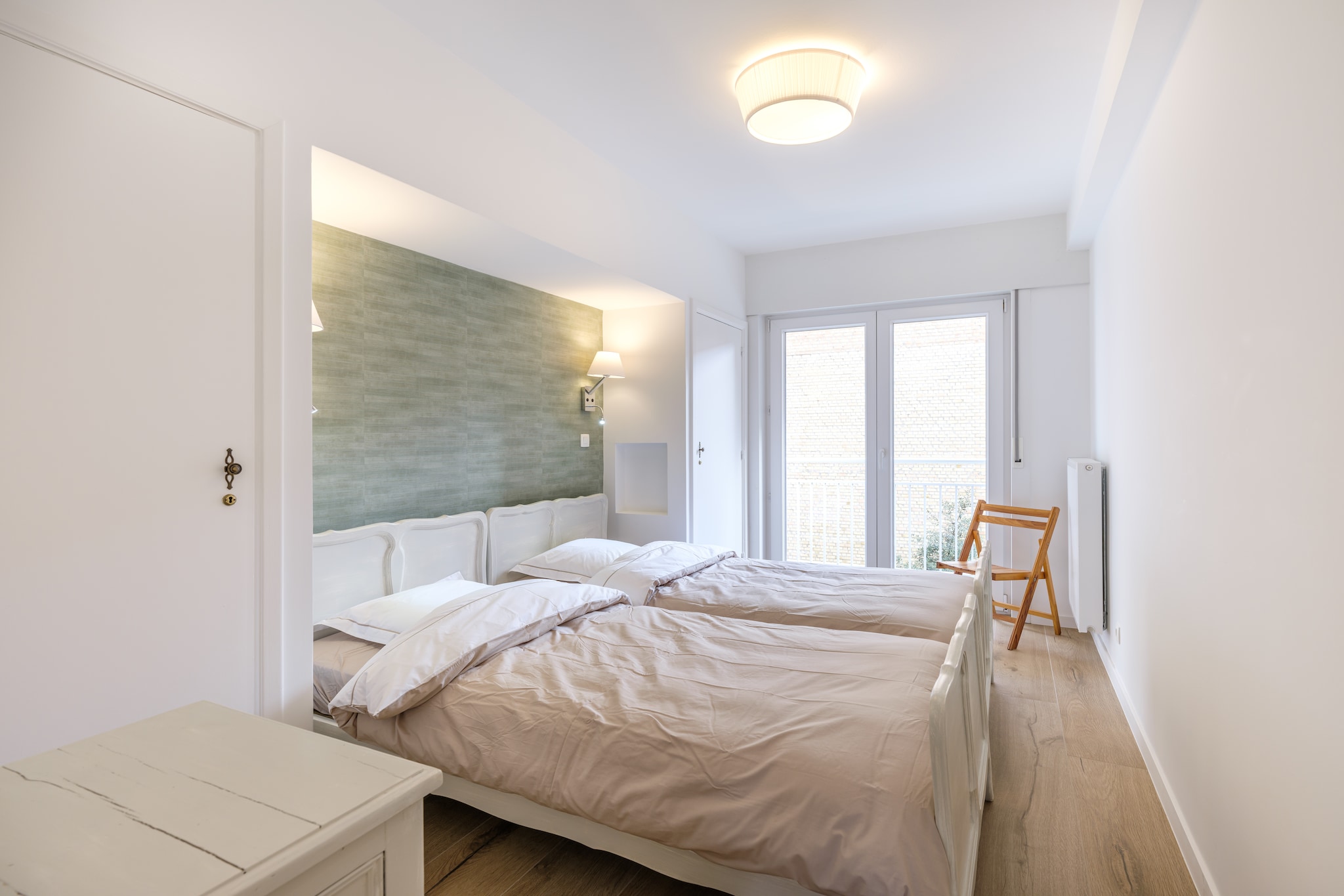 On the 2nd floor: (Kitchen(hob(ceramic), electric kettle, coffee machine(cups), oven, microwave, dishwasher, fridge(+ freezer), Hand blender), Living/diningroom(TV, dining table, seating area), bedroom(double bed or 2 single beds(duvet, 90 x 200 cm), balcony), Bedroom with bathroom(single trundle bed(duvet, 90 x 200 cm), bunk bed(duvet, 90 x 200 cm), shower, washbasin), bathroom(bathtub with shower, washbasin), toilet(toilet))\n\nbicycle storage(shared with other guests), garden furniture, lift, ironing board, iron