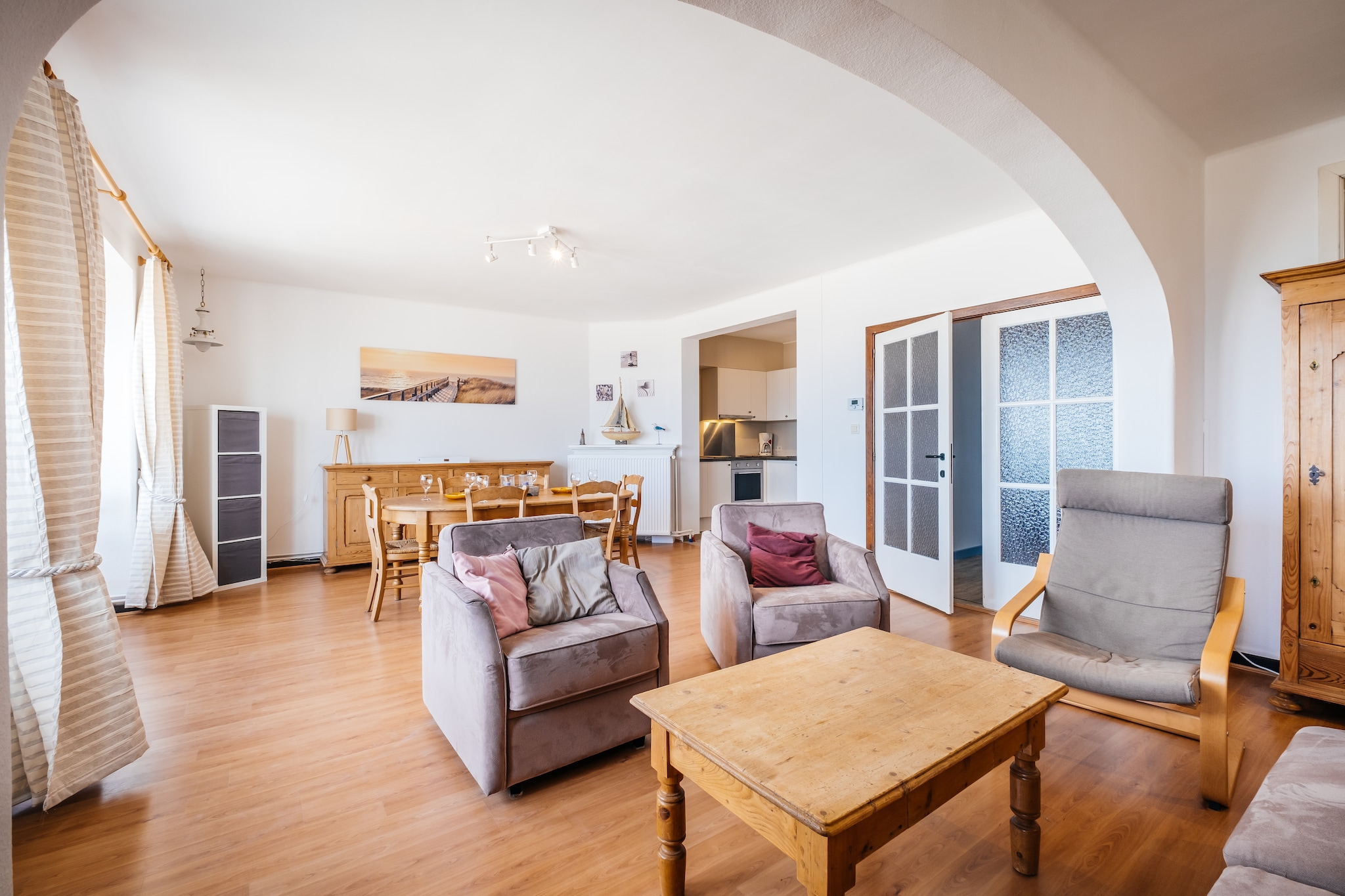 Renovated spacious 2 room apartment (93mÂ²) on the seafront. The apartment is centrally located on the dike close to restaurants, shops and public transport.

Layout
The apartment consists of a spacious hall with storage room, access to living room / dining room with beautiful sea view, renovated open and fully equipped kitchen, small balcony in front,

2 bedrooms at the back. Both bedrooms have their own sink. Room with double bed (2 mattresses) and a room with 2 bunk beds (4x1 pers).

Renovated bathroom with walk-in shower and sink, separate toilet. The apartment has digital TV and internet via Orange.